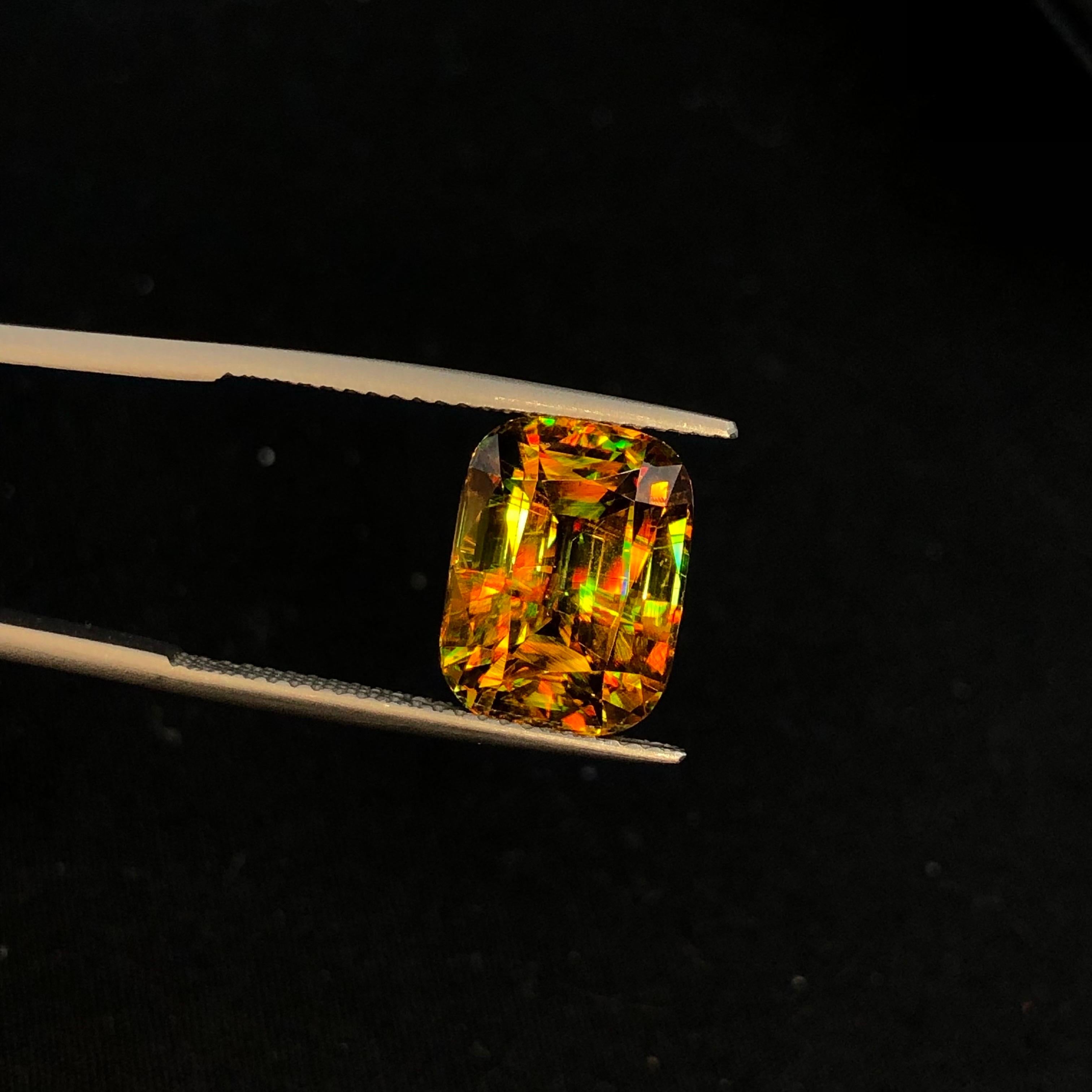 Raro Sfene bicolore del Madagascar 6,85 ct Cuscino a gradini in vendita 3