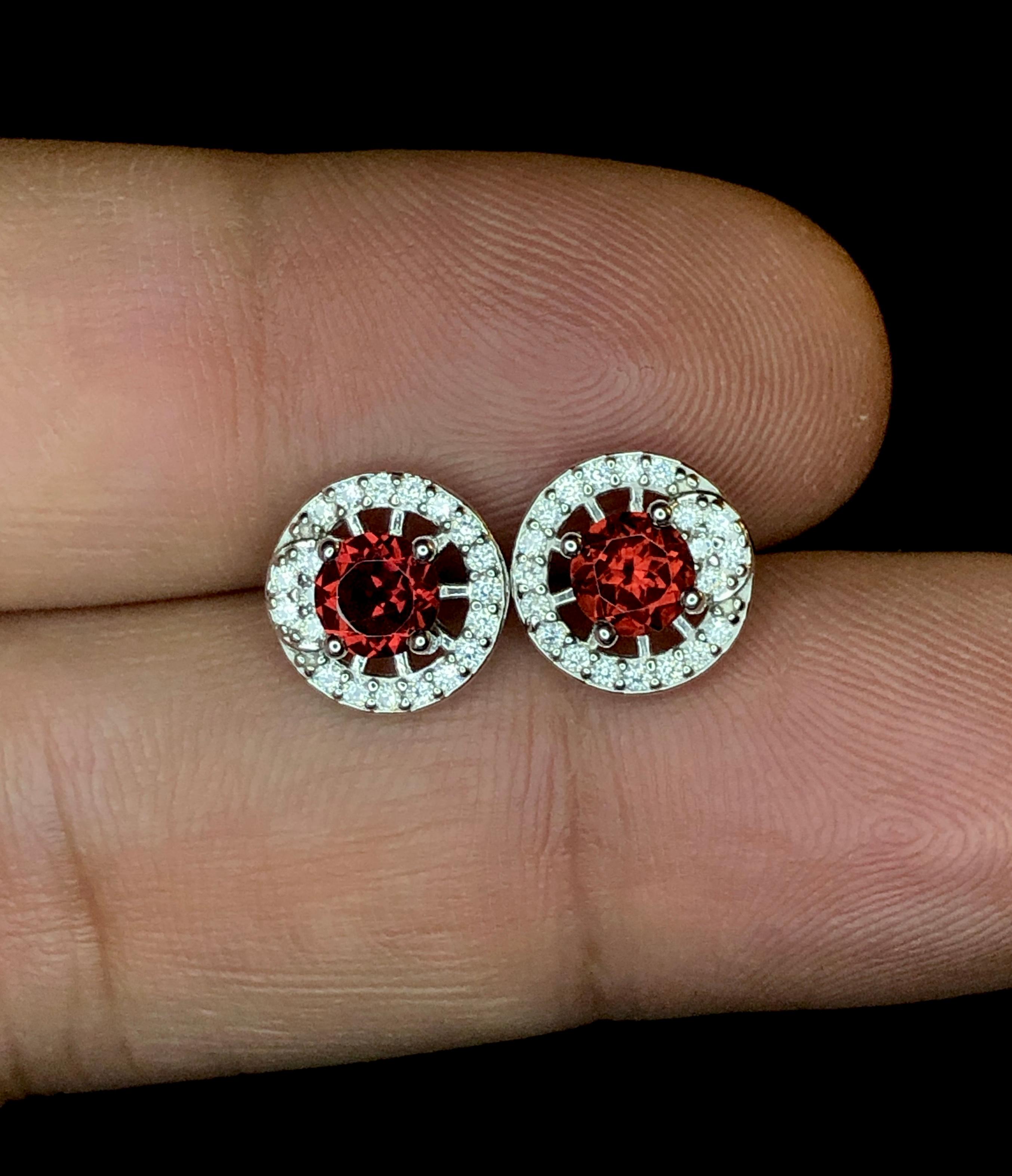 No Reserve Round Rhodolite Garnet  925 Silver Earrings  In New Condition For Sale In Bangkok, TH