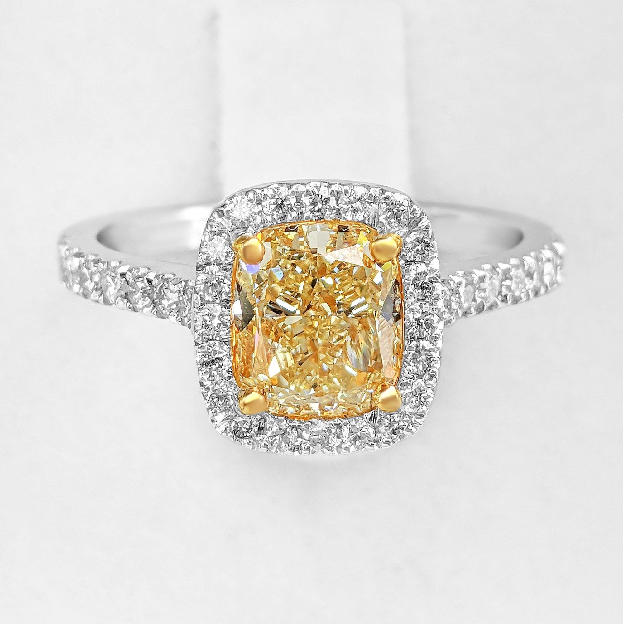 Women's NO RESERVE!  -  VS1 2.14 Cttw Fancy Yellow Diamond Halo - 18K White Gold Ring