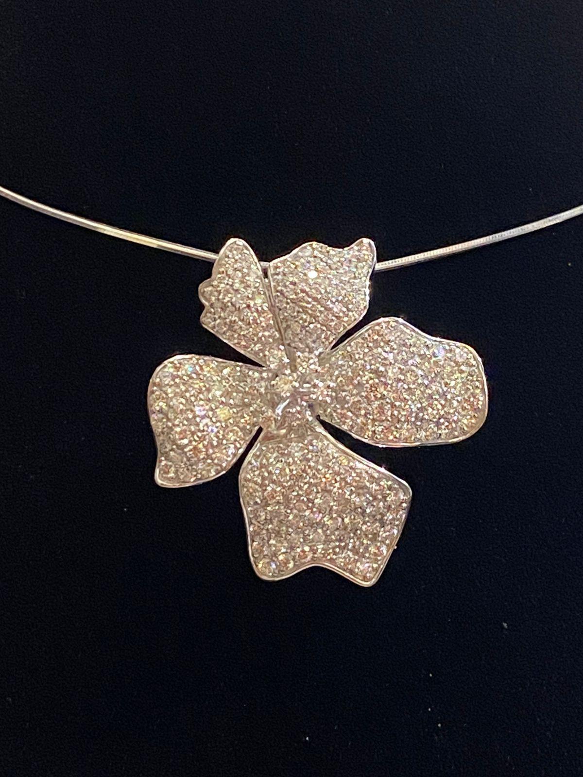 From flowers collection, stunning pendant  in 14k gold with natural diamonds of 2,70  carats, in F/VS1 clarity, so sparkly.
Handmade by artisan goldsmith.
Excellent manufacture.

Whosale price .

Note: on my shipment, no taxes.