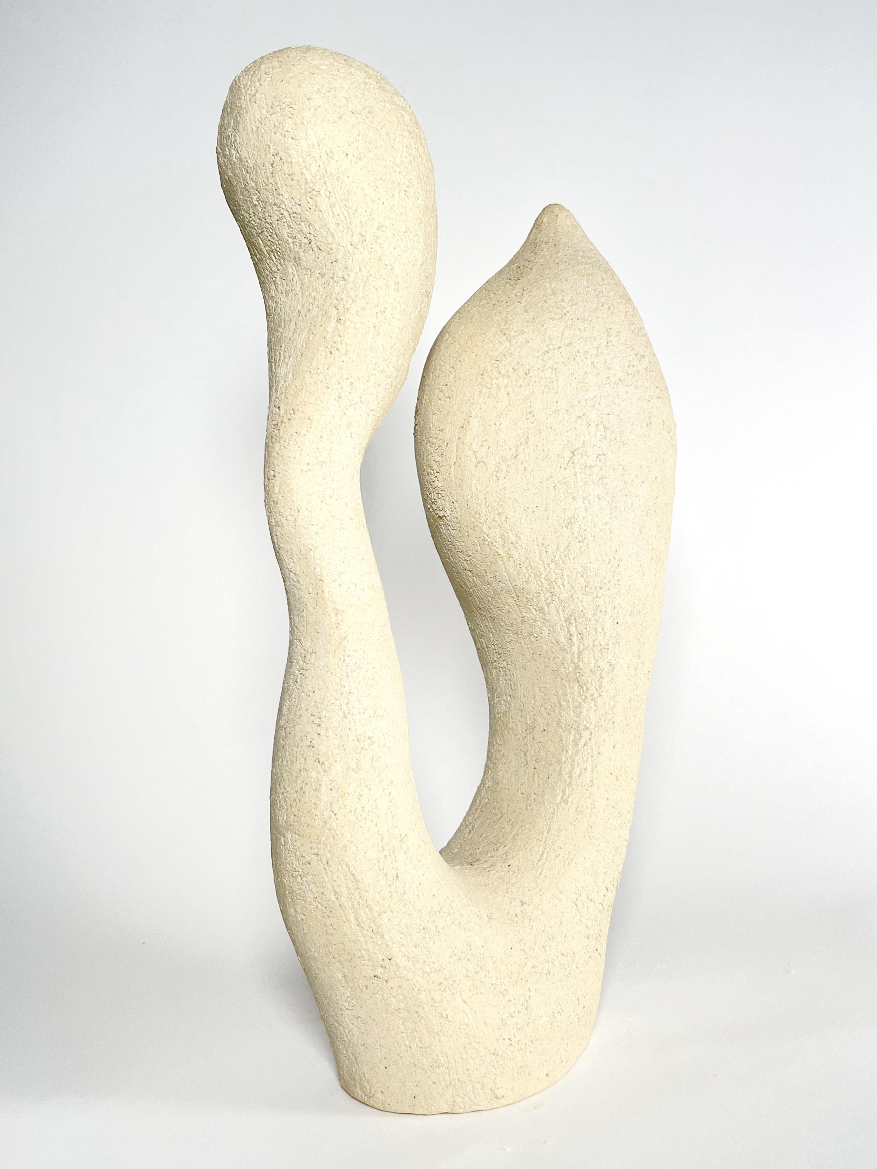 Questo vaso scultoreo in ceramica di Doris Josovitz, di Lost Quarry, è una bellissima espressione di arte senza tempo, progettata per dare calore ed eleganza al tuo spazio. Scolpita con intenzione, la sua finitura in argilla bianca testurizzata è