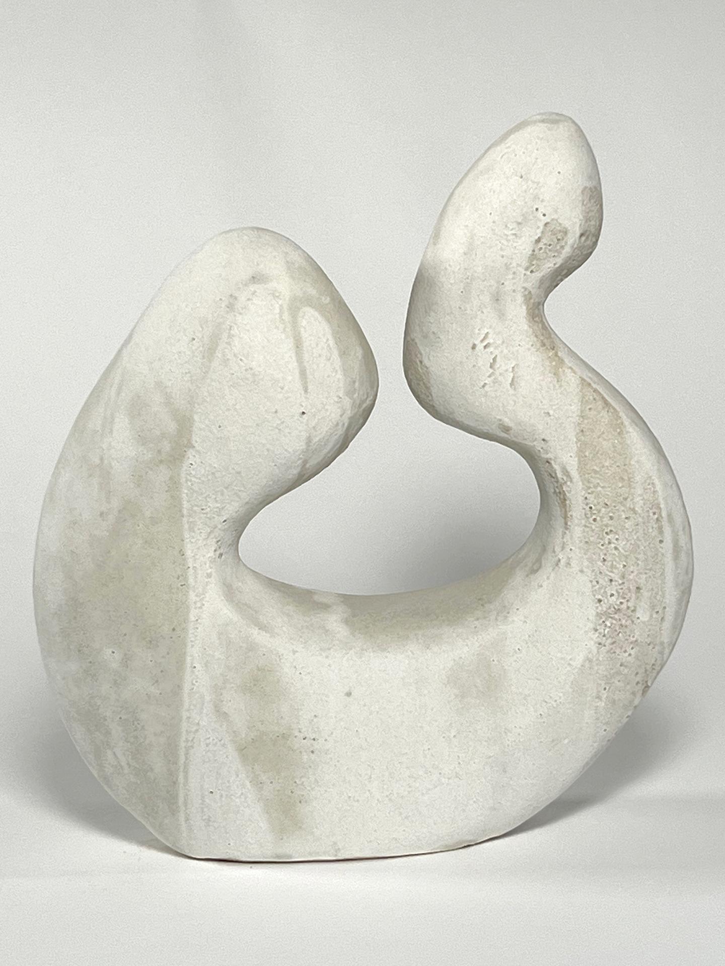 Questo vaso in ceramica realizzato a mano da Doris Josovitz, di Lost Quarry, è una bellissima espressione di arte senza tempo, progettata per donare calore ed eleganza al tuo spazio. Scolpita con intenzione, la sua finitura in argilla bianca sembra