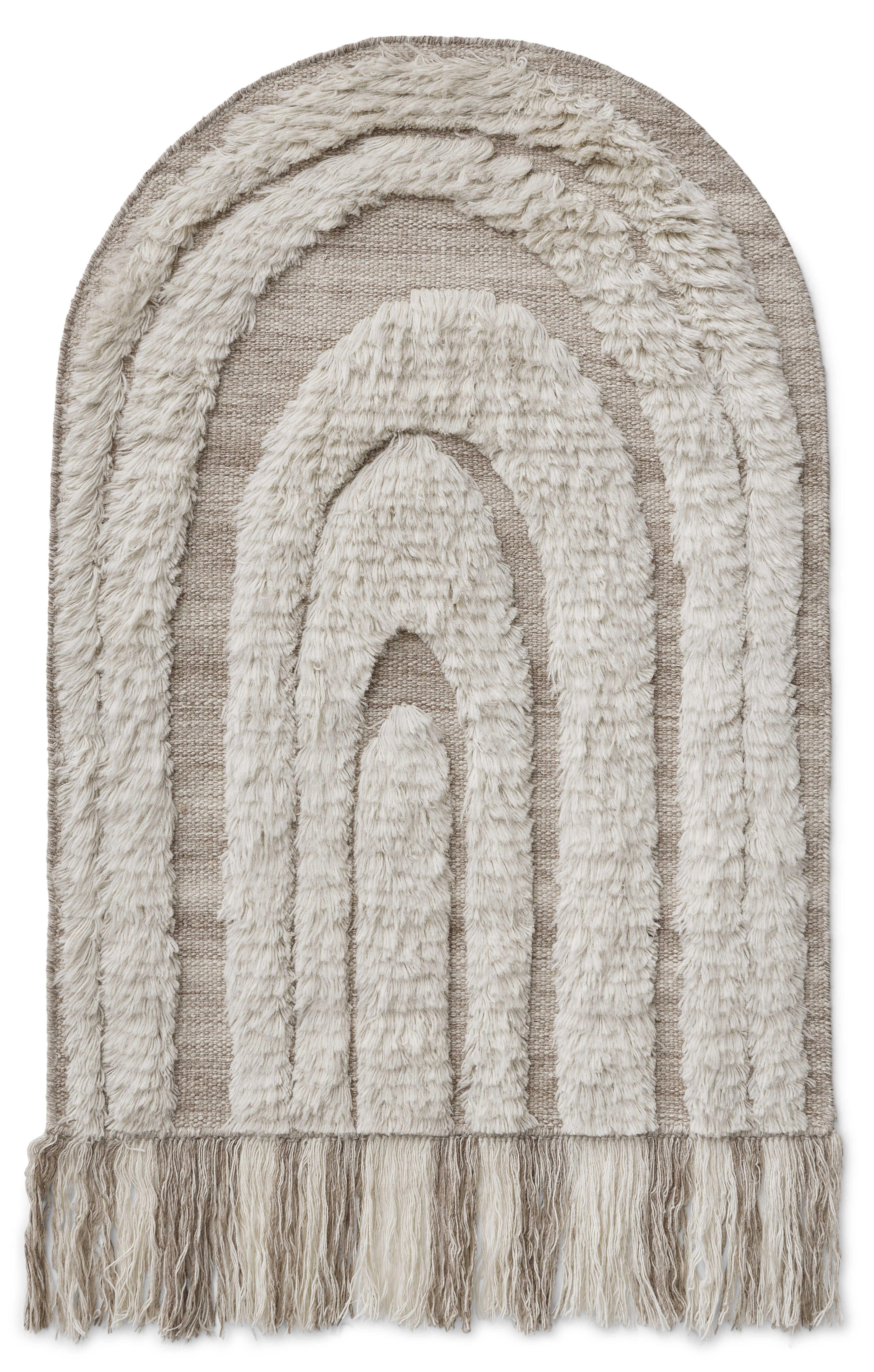 Tappeto No.01 di Cappelen Dimyr
Dimensioni: D120 x H180
Materiali: 85% lana 15% cotone

Il n. 01 è un vero e proprio pezzo decorativo, che può essere appeso alla parete o come classico tappeto da pavimento. È annodato a mano in lana naturale e non