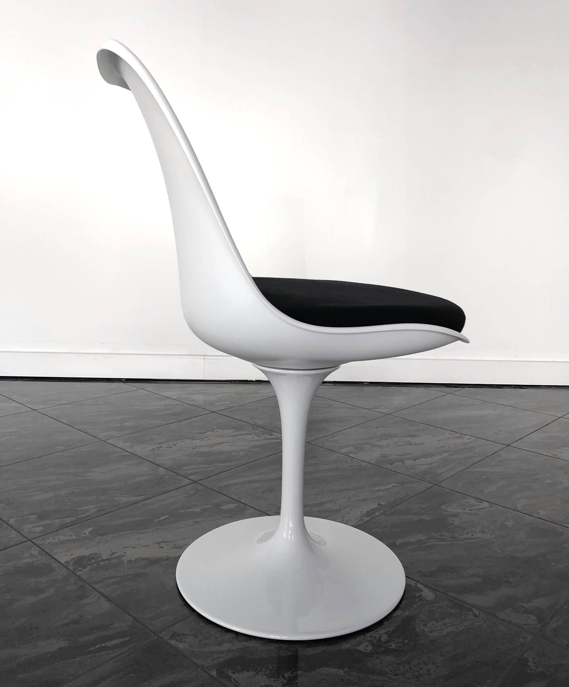 Conçue en 1956, la chaise pivotante 769S d'Eero Saarinen est une icône intemporelle du design moderne, équilibrant parfaitement l'élégance sculpturale et la fonctionnalité quotidienne. Son piètement unique, fabriqué en fonte d'aluminium avec une