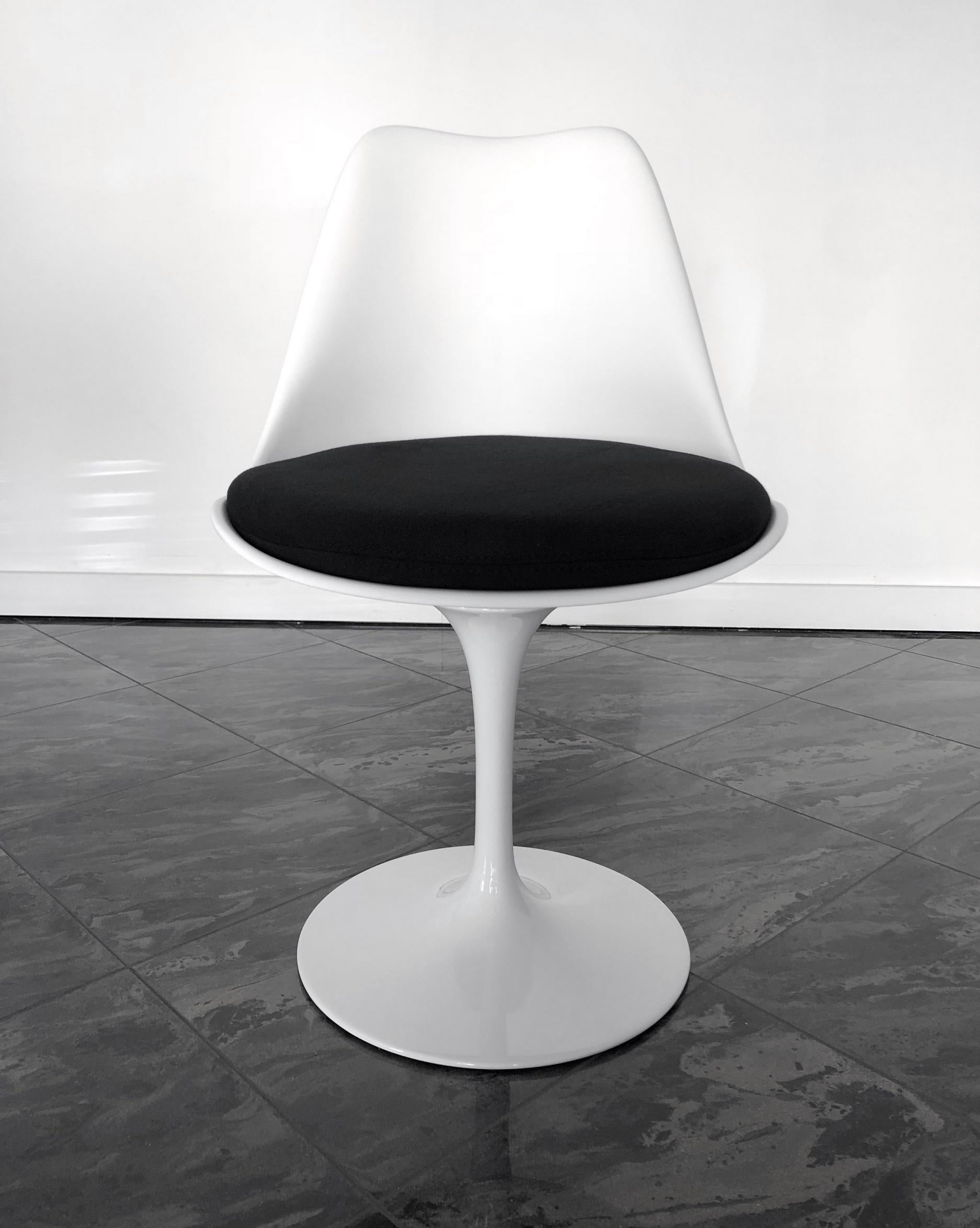 Contemporain N° 04 ALIVAR / MVSEVM - Chaise pivotante Iconic 769S par Eero Saarinen - Tulipe en vente