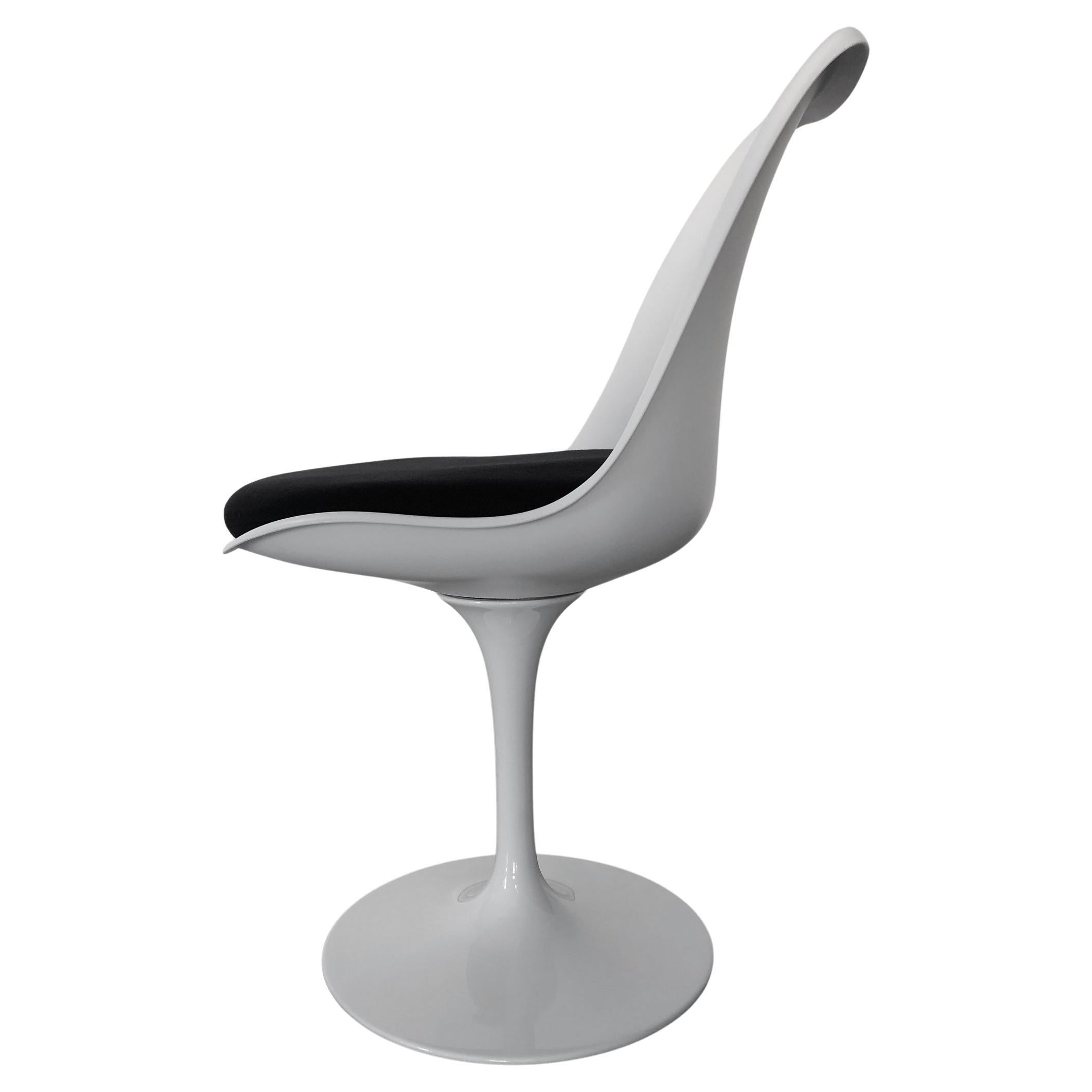 N° 04 ALIVAR / MVSEVM - Chaise pivotante Iconic 769S par Eero Saarinen - Tulipe en vente