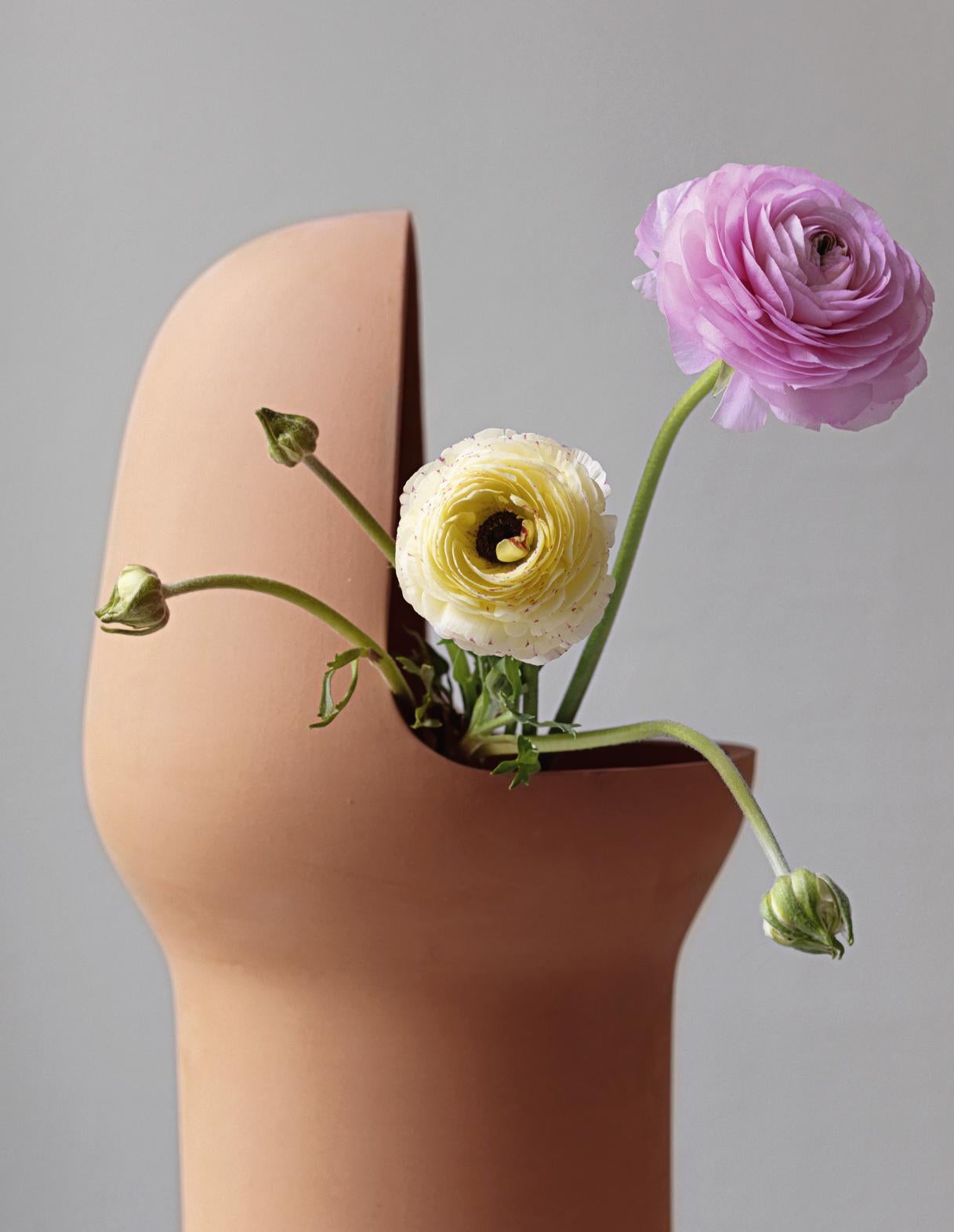 Jaime Hayon a conçu les vases Gardenia en terre cuite pour compléter sa collection de mobilier d'extérieur. Leur forme est unique, illustrant la marque de fabrique incomparable de Hayon en matière de design. 
Les vases sont fabriqués à la main en