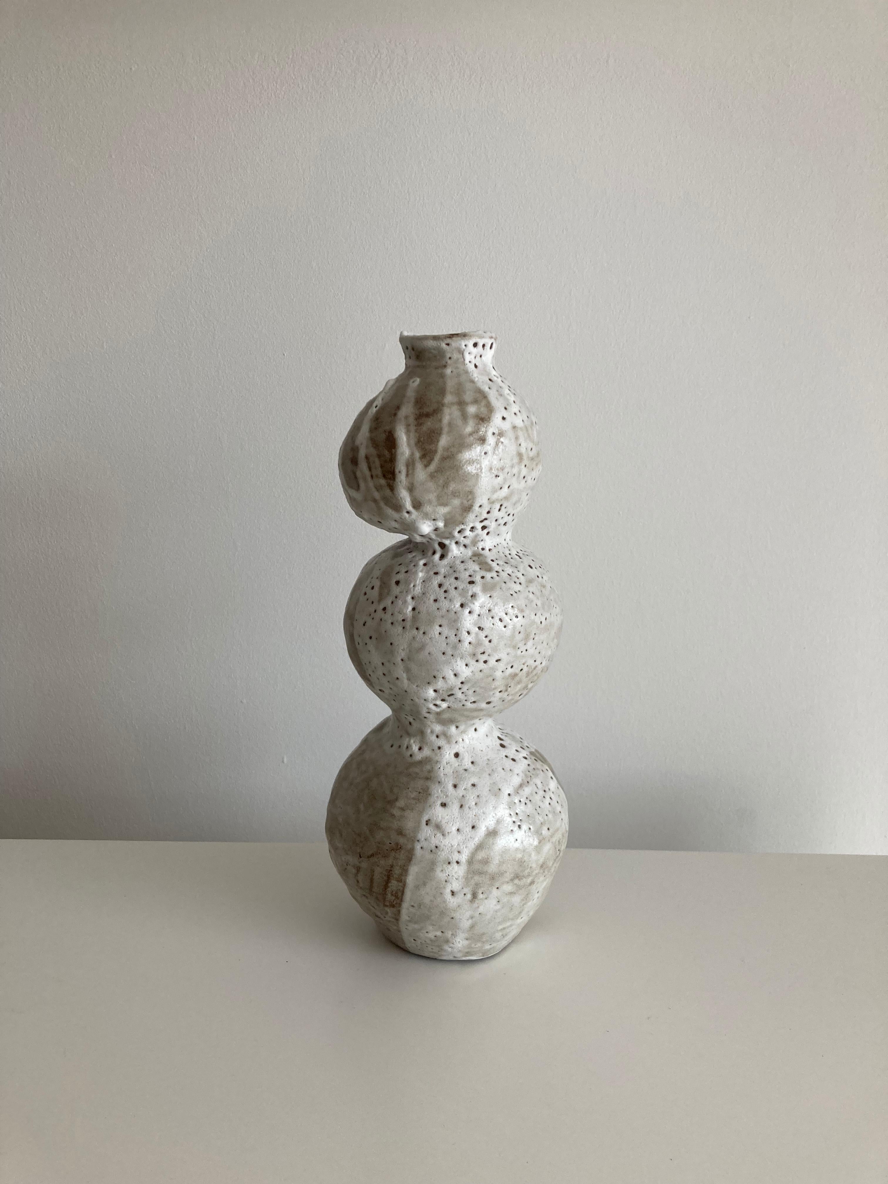 No.101 sculpture en grès, Tonfisk par Ciona Lee 
Unique en son genre
Dimensions : Ø 11 x H 28 cm
MATERIAL : grès noir, émail blanc givré
Variations de taille et de couleur disponibles

Tonfisk est le cabinet de céramique de Ciona Lee, une artiste et