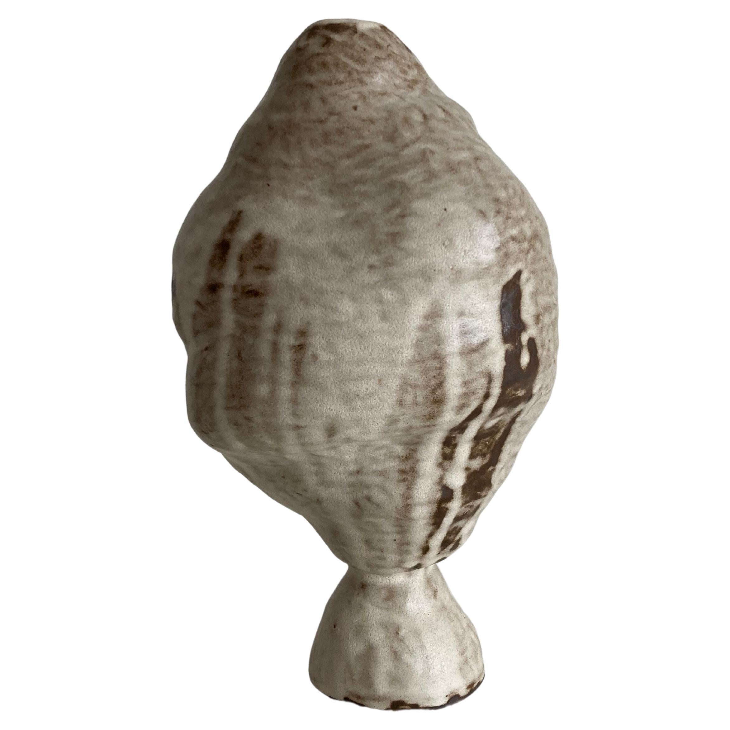 Steingut-Skulptur „Tonfisk“ von Ciona Lee im Angebot