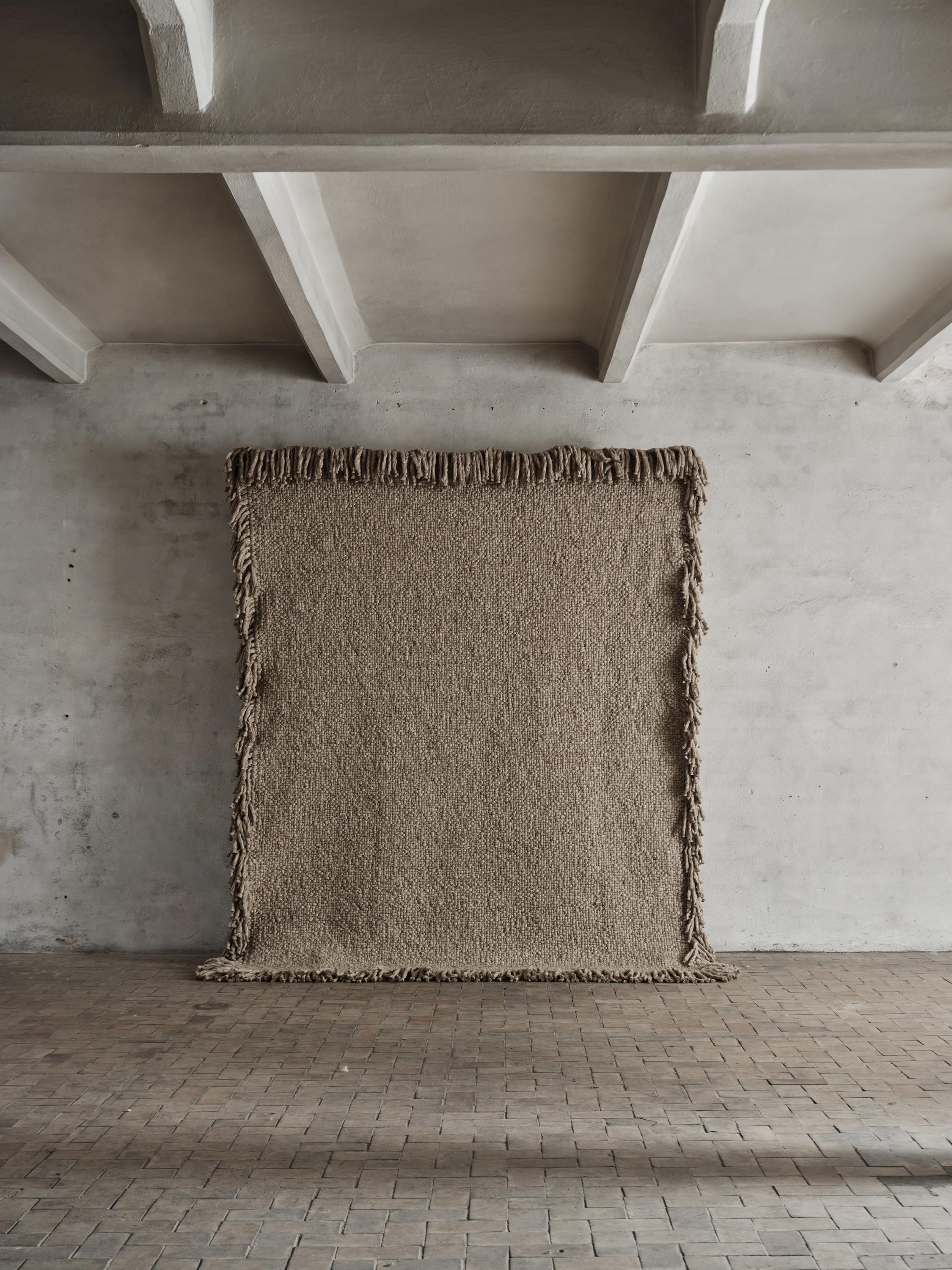 Teppich Nr.11 von Cappelen Dimyr
Abmessungen: D240 x H320 cm
MATERIALIEN: 100% Wolle 

no.11 ist ein schwerer, kompakter und rustikaler Teppich aus luxuriöser, dicker Wolle, der in klassischer Korbflechttechnik gewebt ist. Das kräftige und