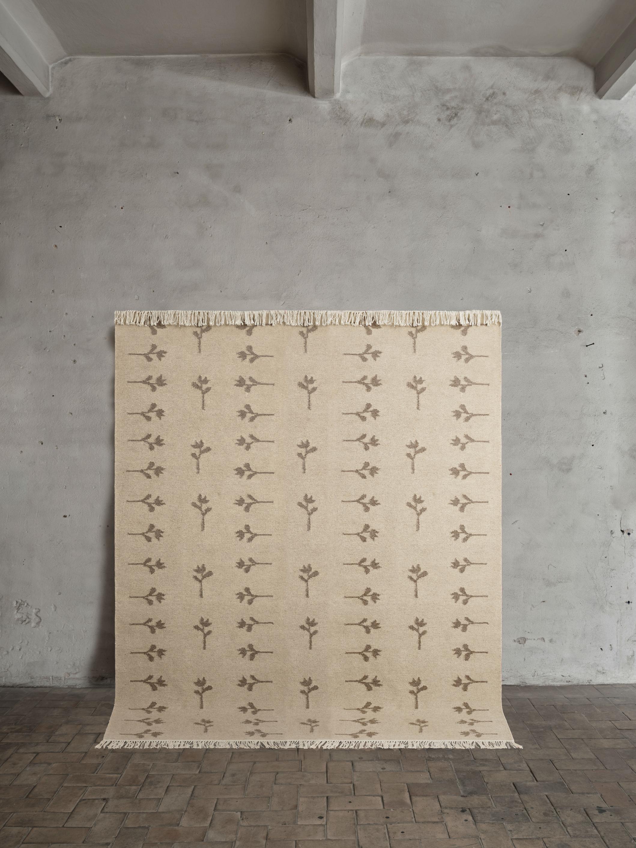 Teppich Nr. 17 von Cappelen Dimyr
Abmessungen: T 230 x H 280 cm (ohne Fransen)
MATERIALIEN: 85% Wolle, 15% Baumwolle

Teppich Nr. 17 ist ein leichter, handgefertigter Flachgewebe-Teppich aus natürlicher Wolle. Der Teppich ist in einem mittelbraunen