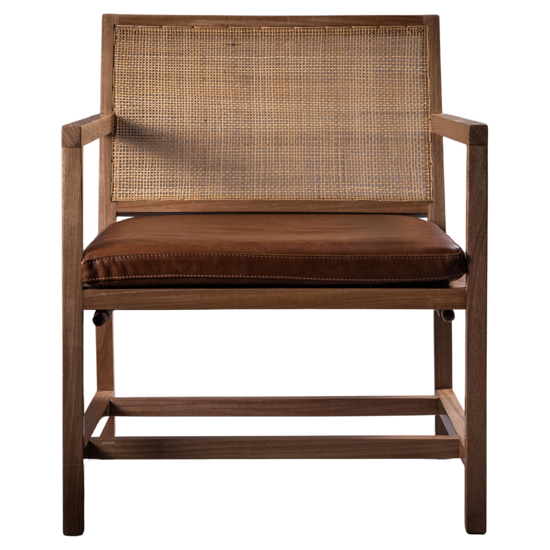 Le fauteuil n° 2 rend hommage au mobilier moderne brésilien des années 1950 et 1960. Sa structure robuste et confortable allie de manière unique la détente et la sophistication. Fabriqué avec soin à partir des bois nobles Jequitibá et Sucupira, il
