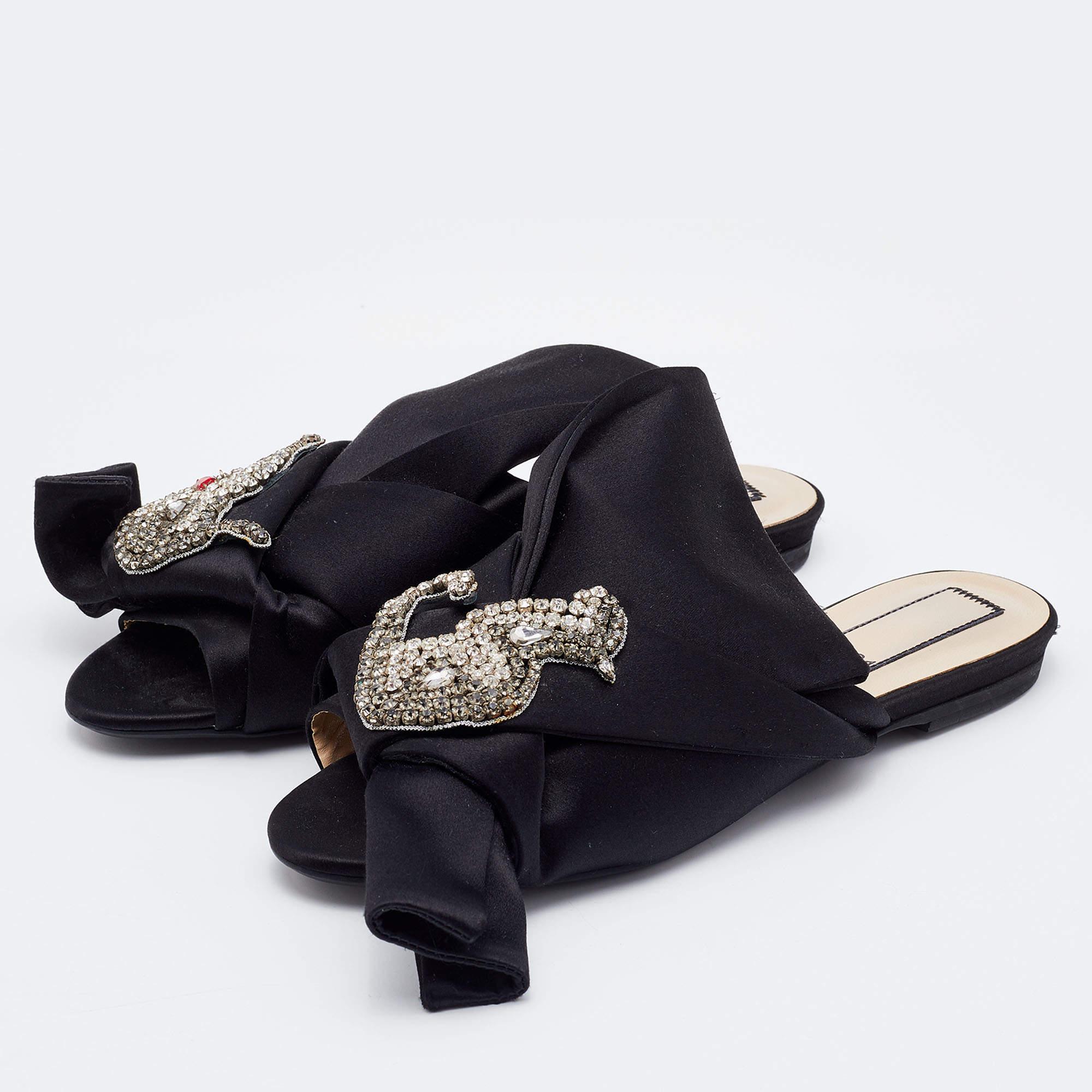 These well crafted designer flats have got you covered for all day plans. They come in a versatile design and they look great on the feet.