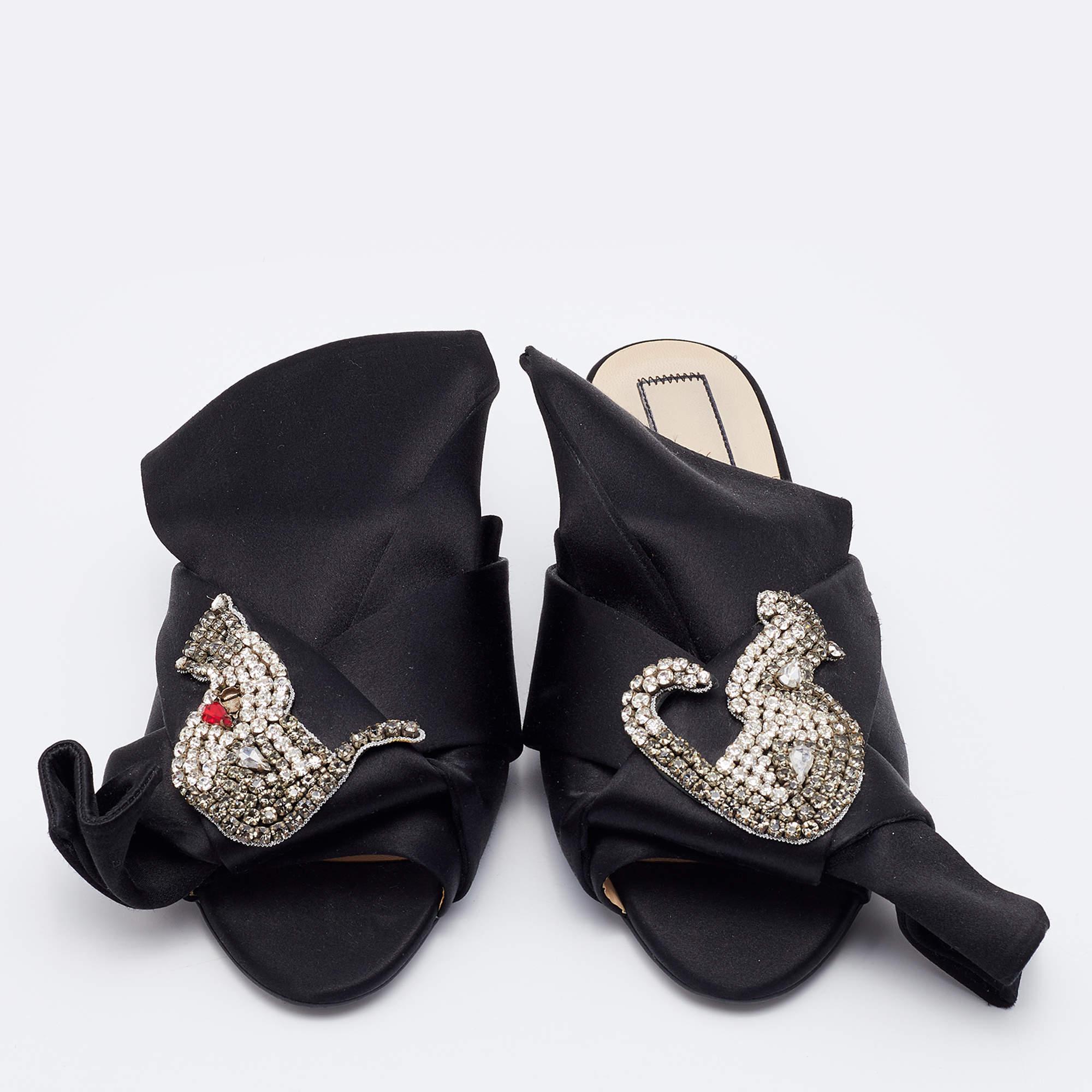 Nº21 Black Satin Knot Embellished Flat Sandals Size 37 In Good Condition For Sale In Dubai, Al Qouz 2