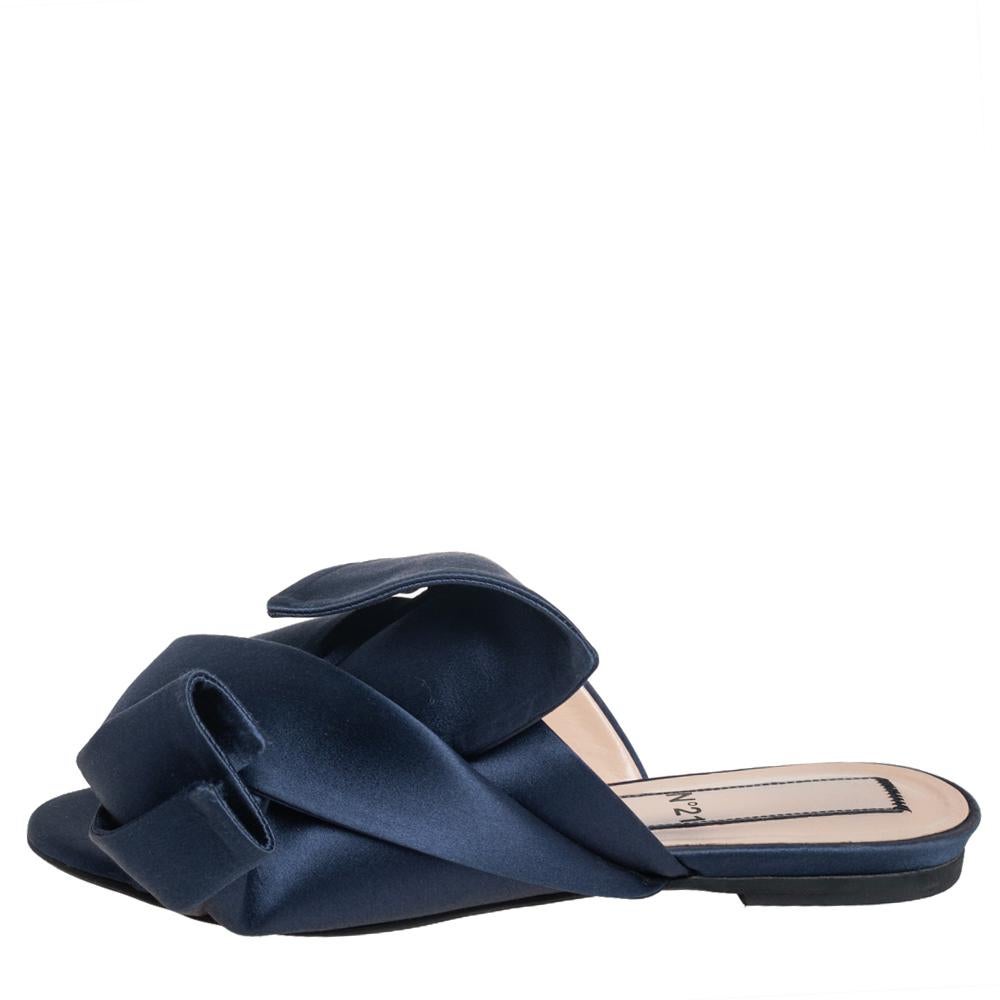 Characterized by exaggerated knots, the Nº21 flats are a statement pair and can take your look to a whole new level. They are skillfully crafted from satin in a blue shade and feature open-toes. These slides are equipped with comfortable insoles