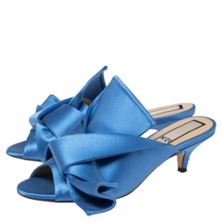 These beautiful mules by Nº21 have been styled with perfection just so a diva like you can flaunt them. Blue in shade, the pair has been designed with big knots on the satin uppers. They'll look amazing with all your dresses this season.