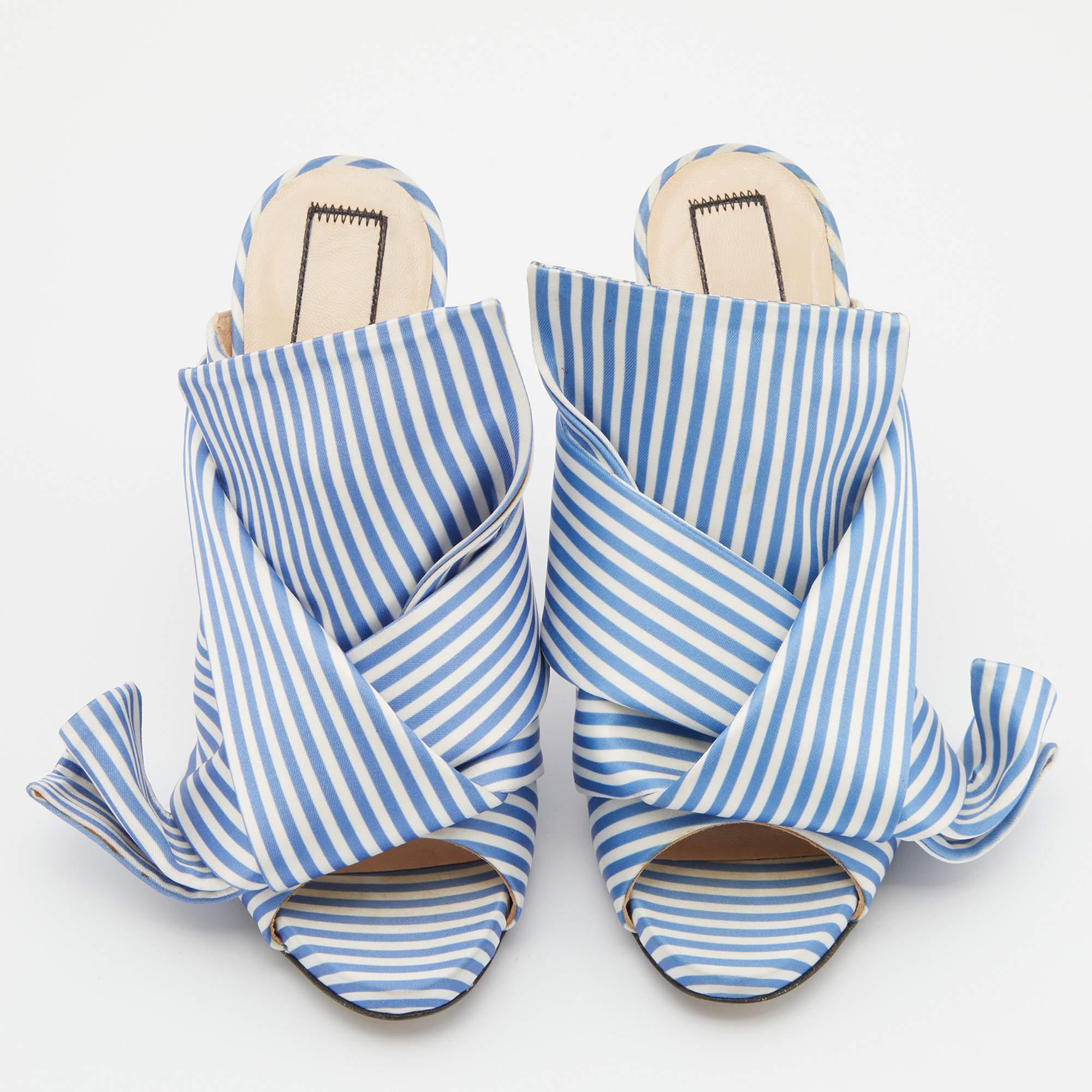 One look at this pair of Nº21 mules and our hearts skip a beat. These beautiful mules have been styled with perfection just so a diva like you can flaunt them. The pair has been designed with big knots on the satin uppers. They'll look amazing with