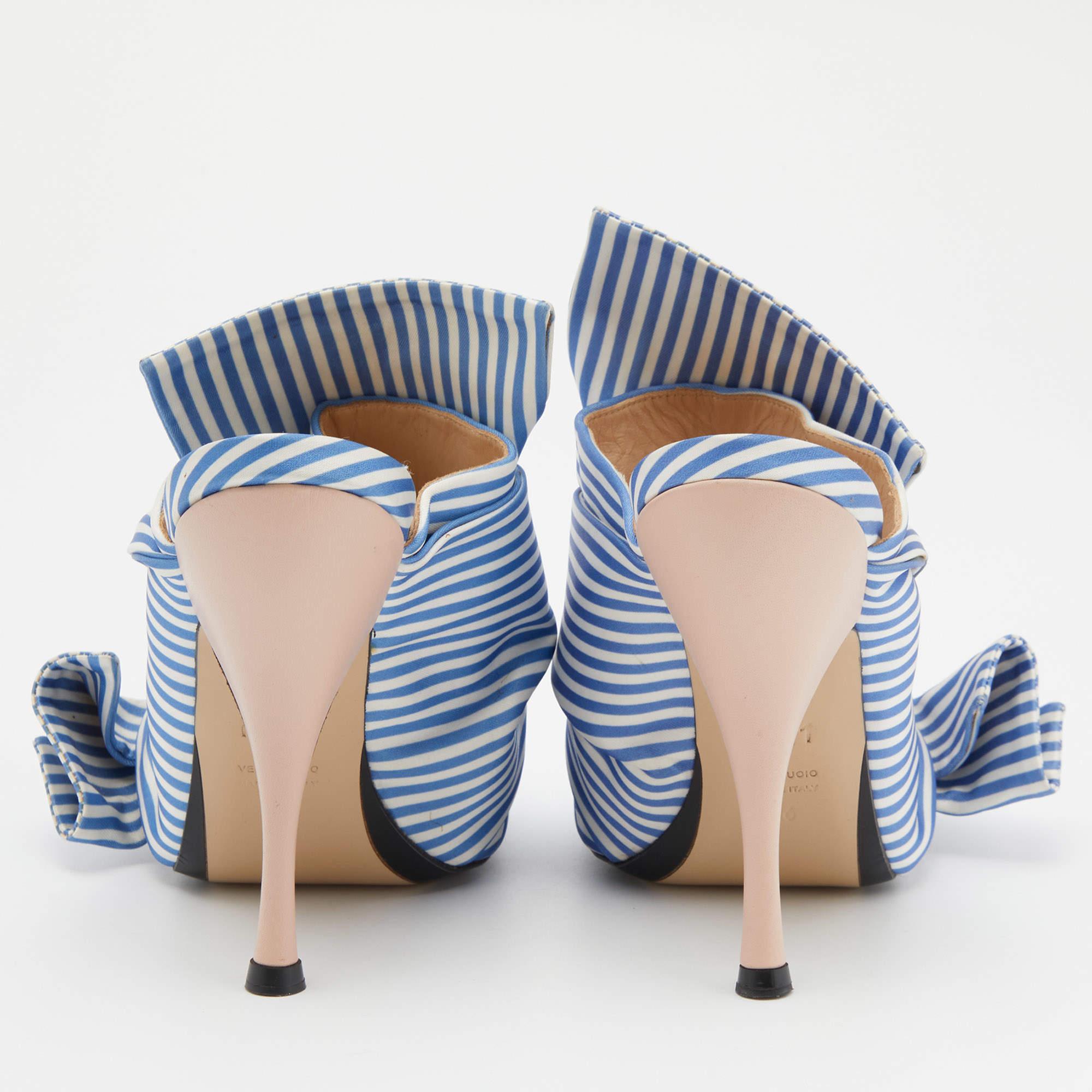 Nº21 Blue/White Stripe Satin and Leather Raso Knot Peep Toe Mules Size 36 In Good Condition In Dubai, Al Qouz 2