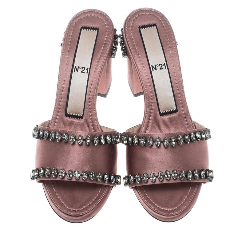 How lovely and pretty are these slide sandals from Nº21! The blush pink sandals are crafted from satin and feature an open toe silhouette. They flaunt single vamp straps and 7.5 cm block heels with exquisite crystal embellishments adorning them.