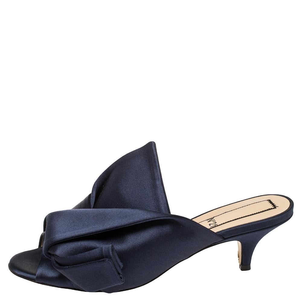 Characterized by exaggerated knots, the Nº21 mules are a statement pair and can take your look to a whole new level. They are skillfully crafted from satin in a blue shade and feature peep-toes. These mules are mounted on kitten heels and offer