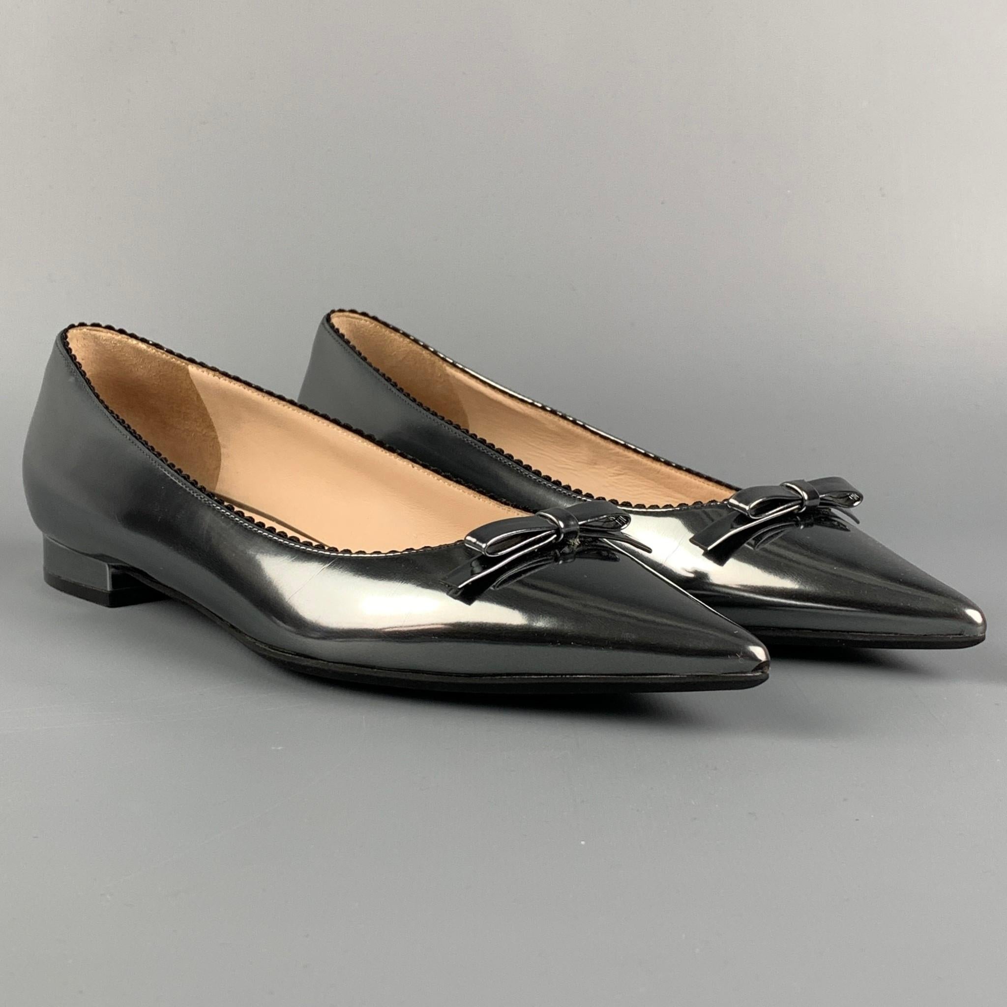 Nº21 flats comes in a silver leather featuring a slip on style, front bow, and a pointed toe. Made in Italy. 

Excellent Pre-Owned Condition.
Marked: 37

Outsole: 10.5 in. x 3 in. 