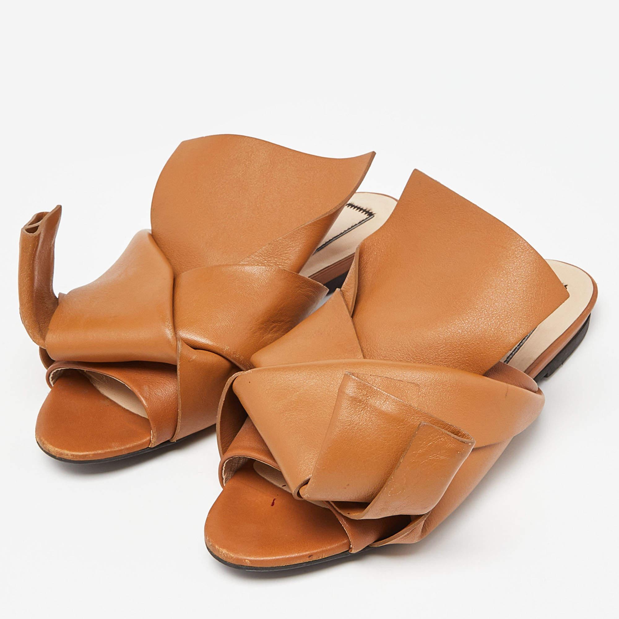 Créez des styles sans effort avec ces diapositives N21. Fabriqués à partir de matériaux de qualité, ils sont conçus pour rehausser votre OOTD et vous garder dans le confort toute la journée.