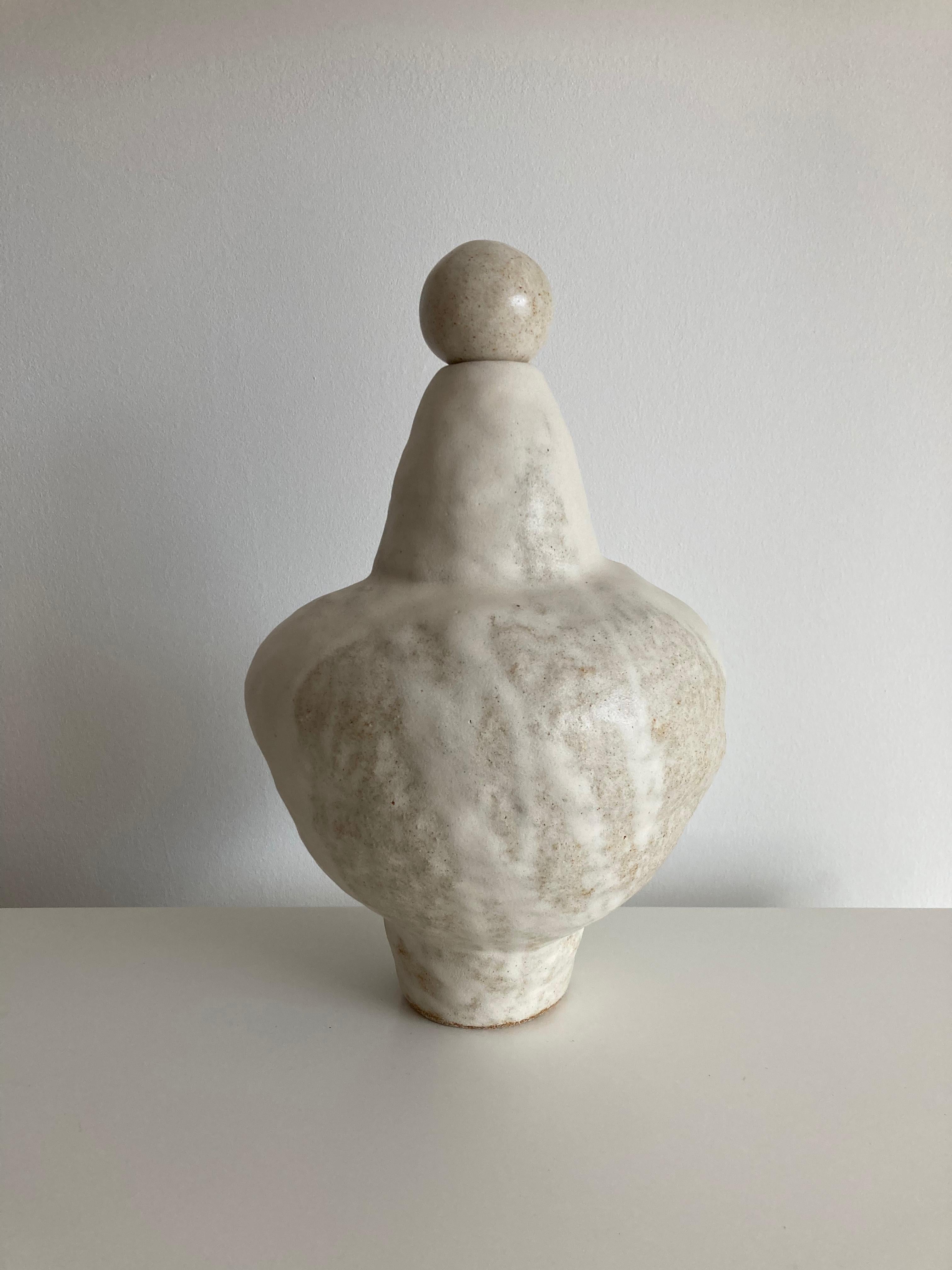 Britannique Sculpture en grès n° 24, Tonfisk de Ciona Lee en vente