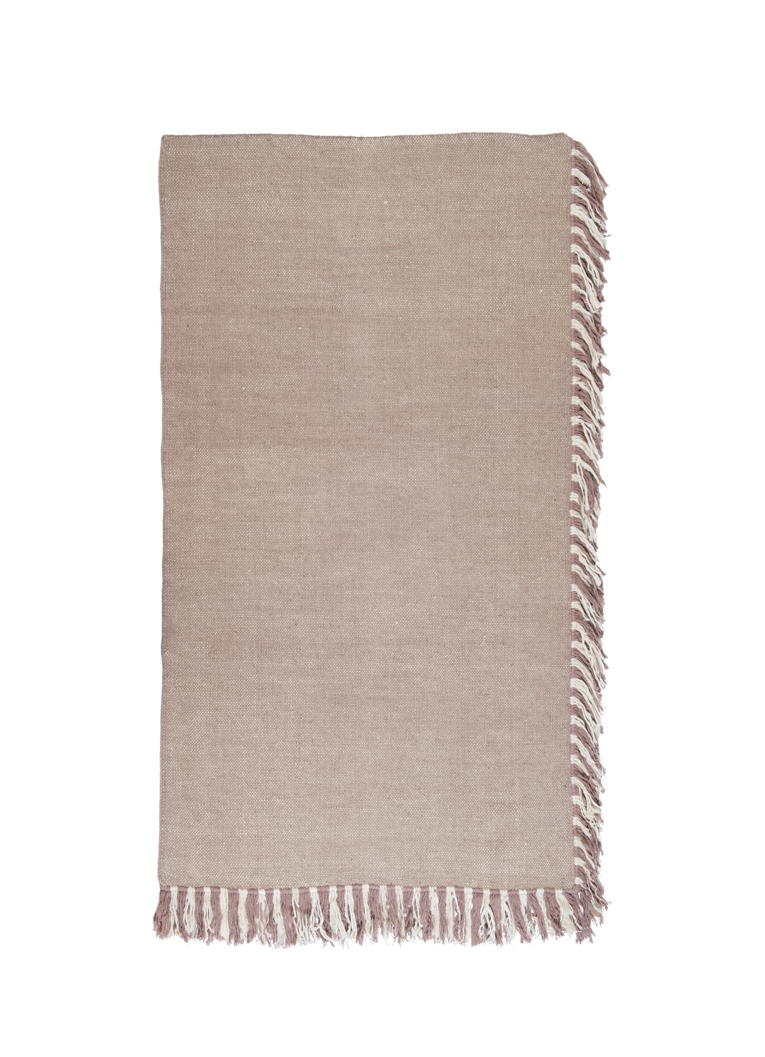 Nr.265 Freeplay Handgeknüpfter Teppich von Lyk Carpet
Abmessungen: B 120 x L 210 cm.
MATERIALIEN: 100% tibetische Hochlandwolle, handgekämmte und handgesponnene Schurwolle, natürliche pflanzengefärbte Wolle, 100 Knoten pro Quadratzoll