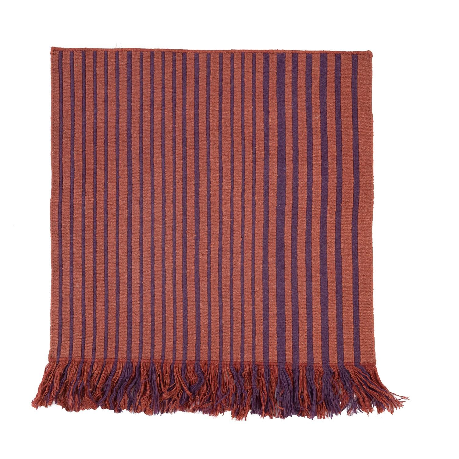 Nr.266 freeplay handgeknüpfter Teppich von Lyk Carpet
Abmessungen: L 90 x B 90 cm.
MATERIALIEN: 100% tibetische Hochlandwolle, handgekämmte und handgesponnene Schurwolle, natürliche pflanzengefärbte Wolle, 100 Knoten pro Quadratzoll.
Handgeknüpfte