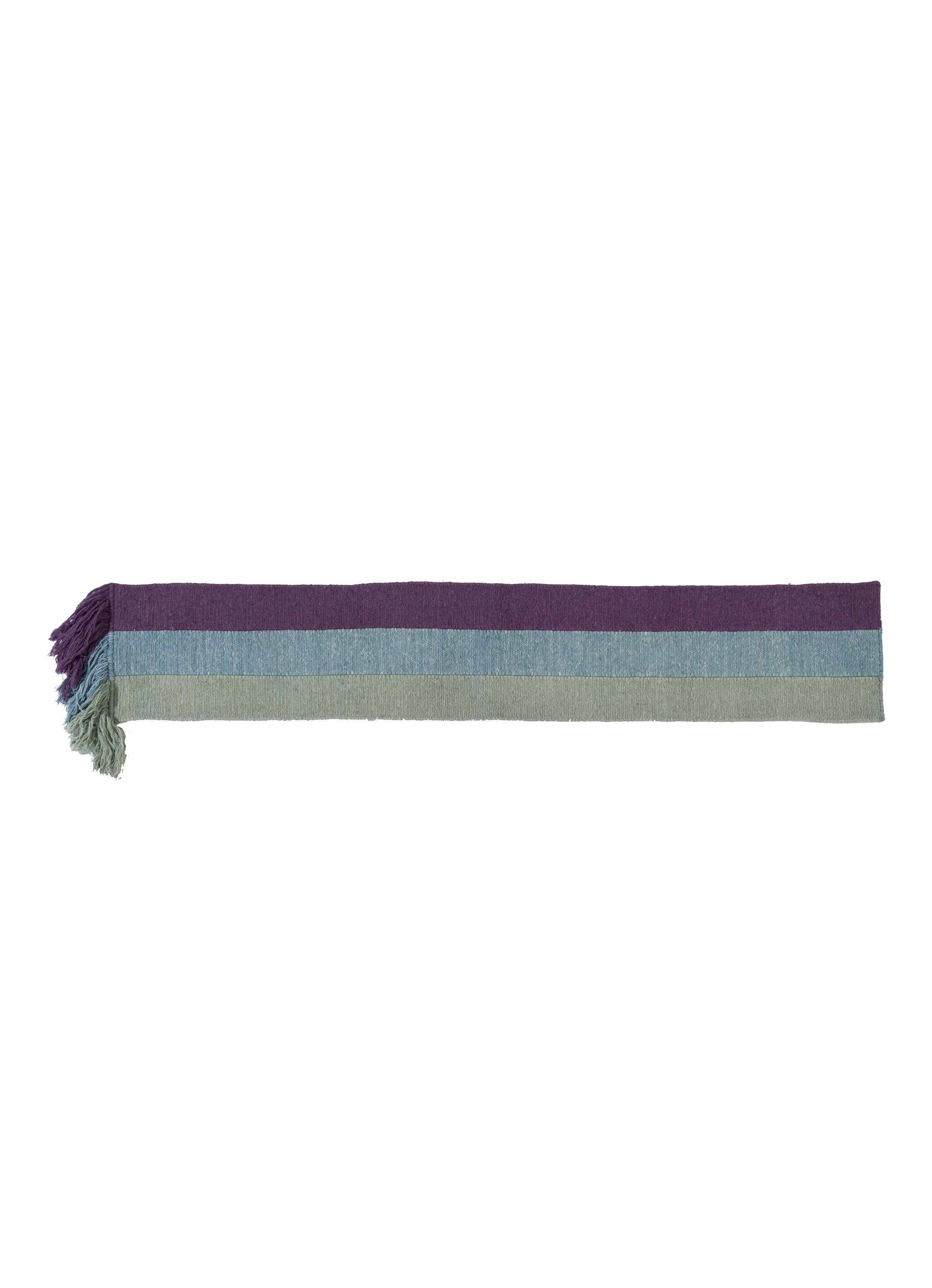 No.267 Tapis noué à la main Freeplay de Lyk Carpet
Dimensions : L 180 x l 30 cm.
Matériaux : 100% laine des hauts plateaux tibétains, laine vierge peignée et filée à la main, laine naturelle teintée dans la masse, 100 nœuds par pouce carré.
Les