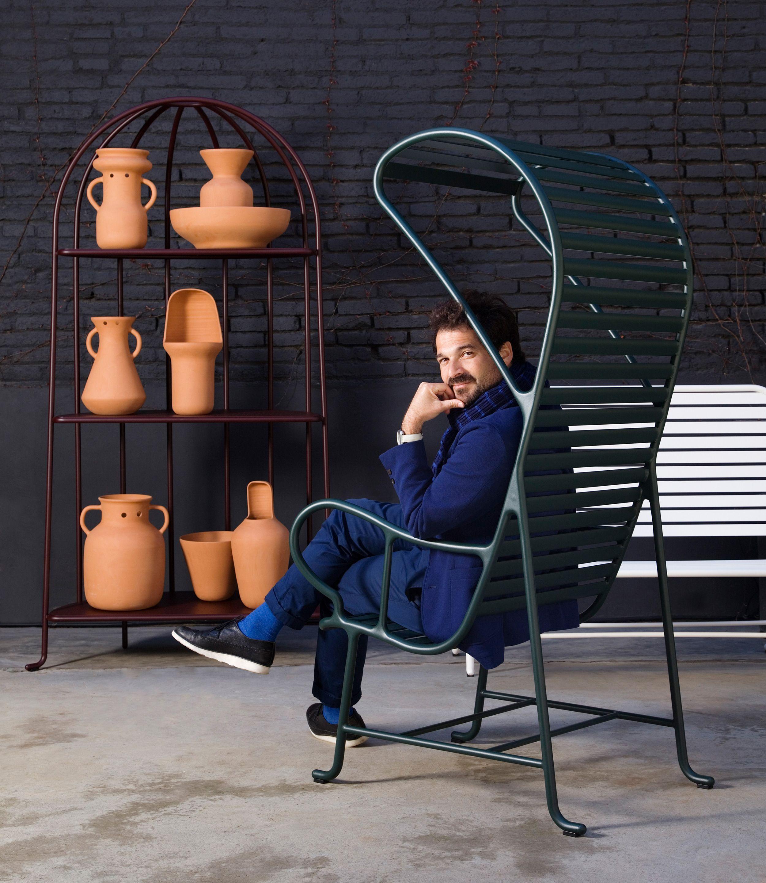 Jaime Hayon a conçu les vases Gardenia en terre cuite pour compléter sa collection de mobilier d'extérieur. 

Leur forme est unique, illustrant la marque de fabrique incomparable de Hayon en matière de design. Le vase est traité pour toutes les
