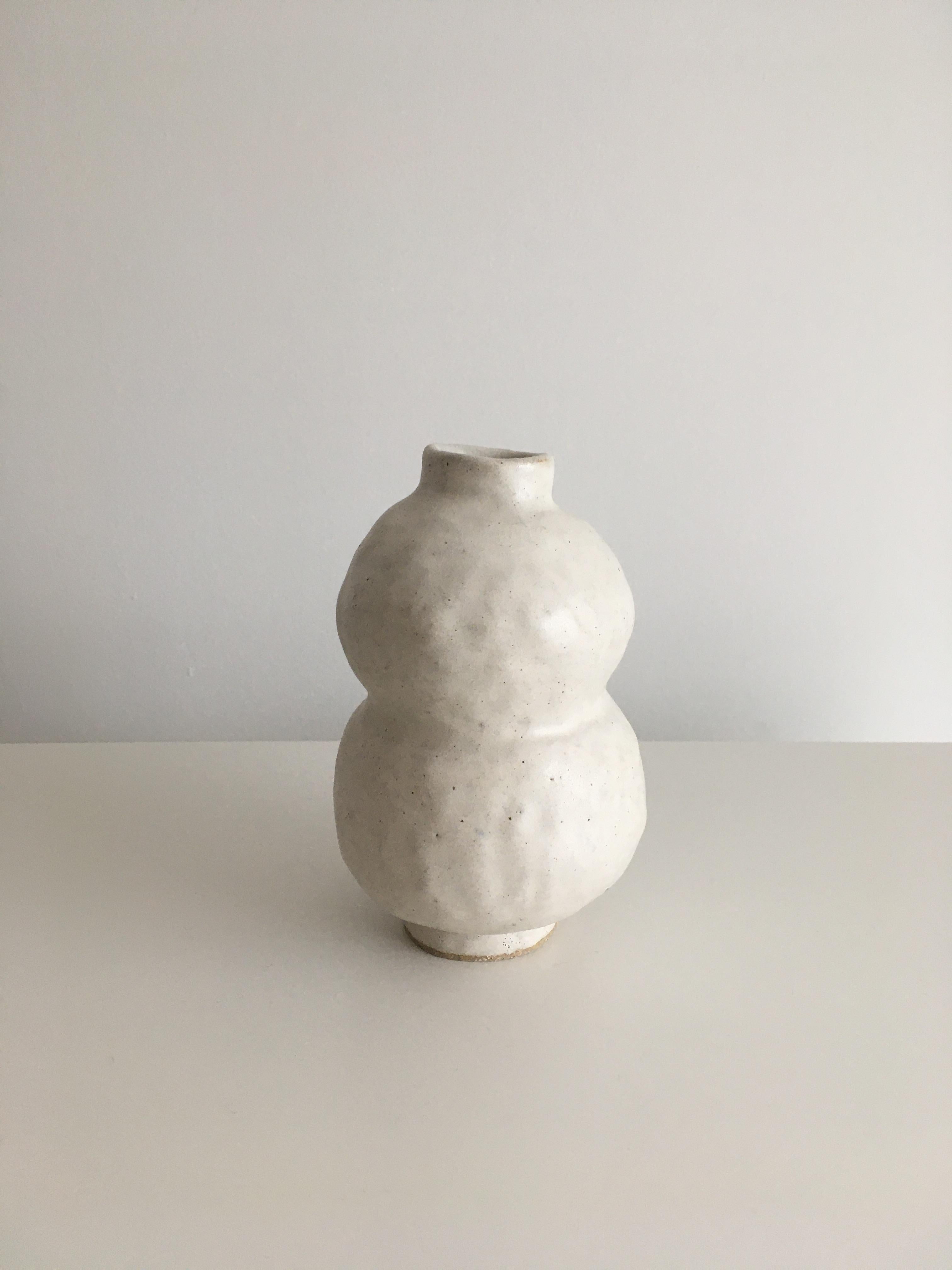 Scultura in gres No.89, Tonfisk di Ciona Lee 
Unico nel suo genere
Dimensioni: Ø 9 x H. 14 cm
Materiali: Gres scanalato, smalto satinato color crema.
Sono disponibili varianti di dimensioni e colori.

Tonfisk è lo studio di ceramica di Ciona