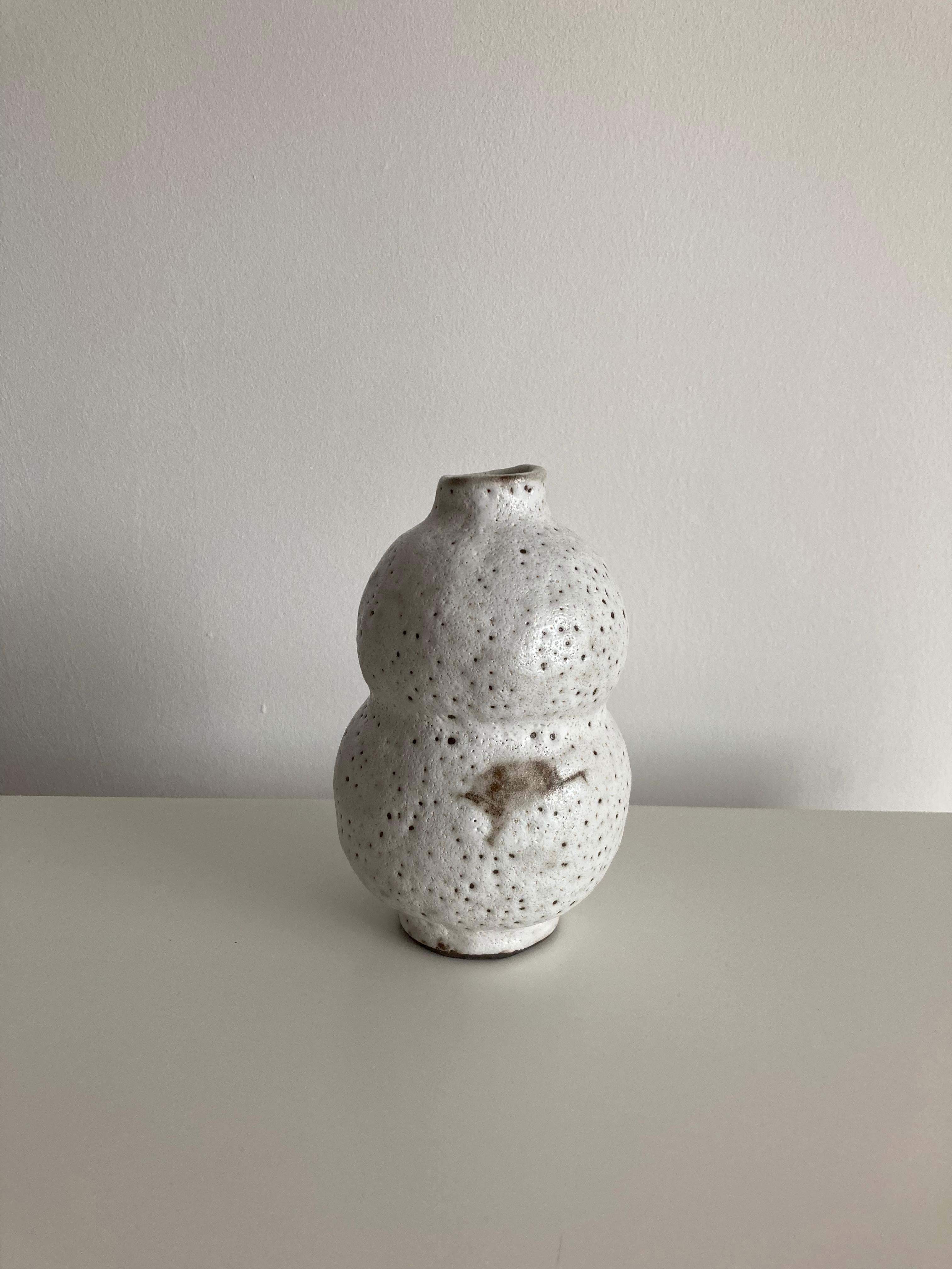 Scultura in gres No.94, Tonfisk di Ciona Lee 
Unico nel suo genere
Dimensioni: Ø 10 x H. 16 cm
Materiali: Gres nero, smalto bianco frost
Sono disponibili varianti di dimensioni e colori

Tonfisk è lo studio di ceramica di Ciona Lee, artista e