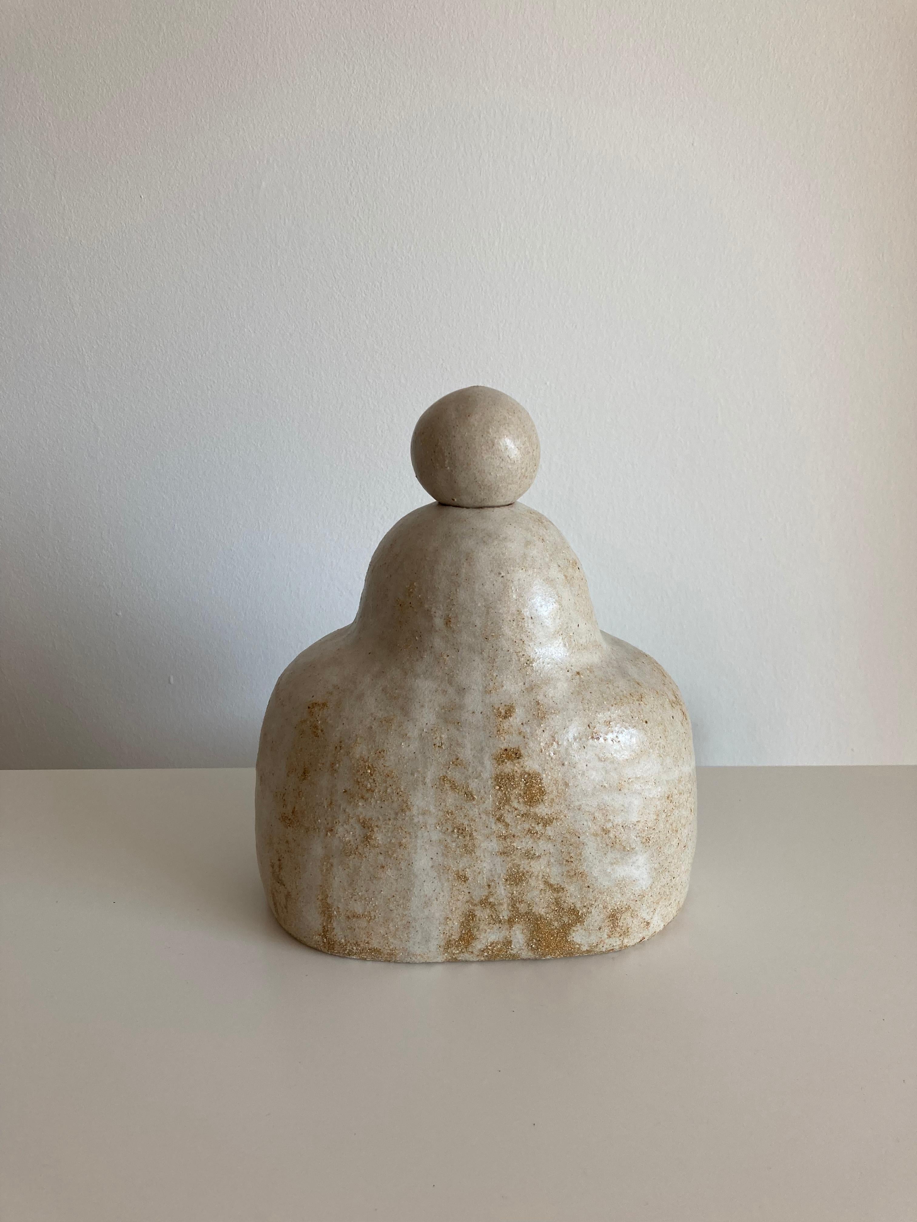 Sculpture en grès n° 97, Tonfisk, par Ciona Lee 
Unique en son genre
Dimensions : L 18 x P 12 x H 15 cm
Matériaux : Grès chamotté, glaçure crème satinée
Variations de taille et de couleur disponibles,

Tonfisk est le cabinet de céramique de
