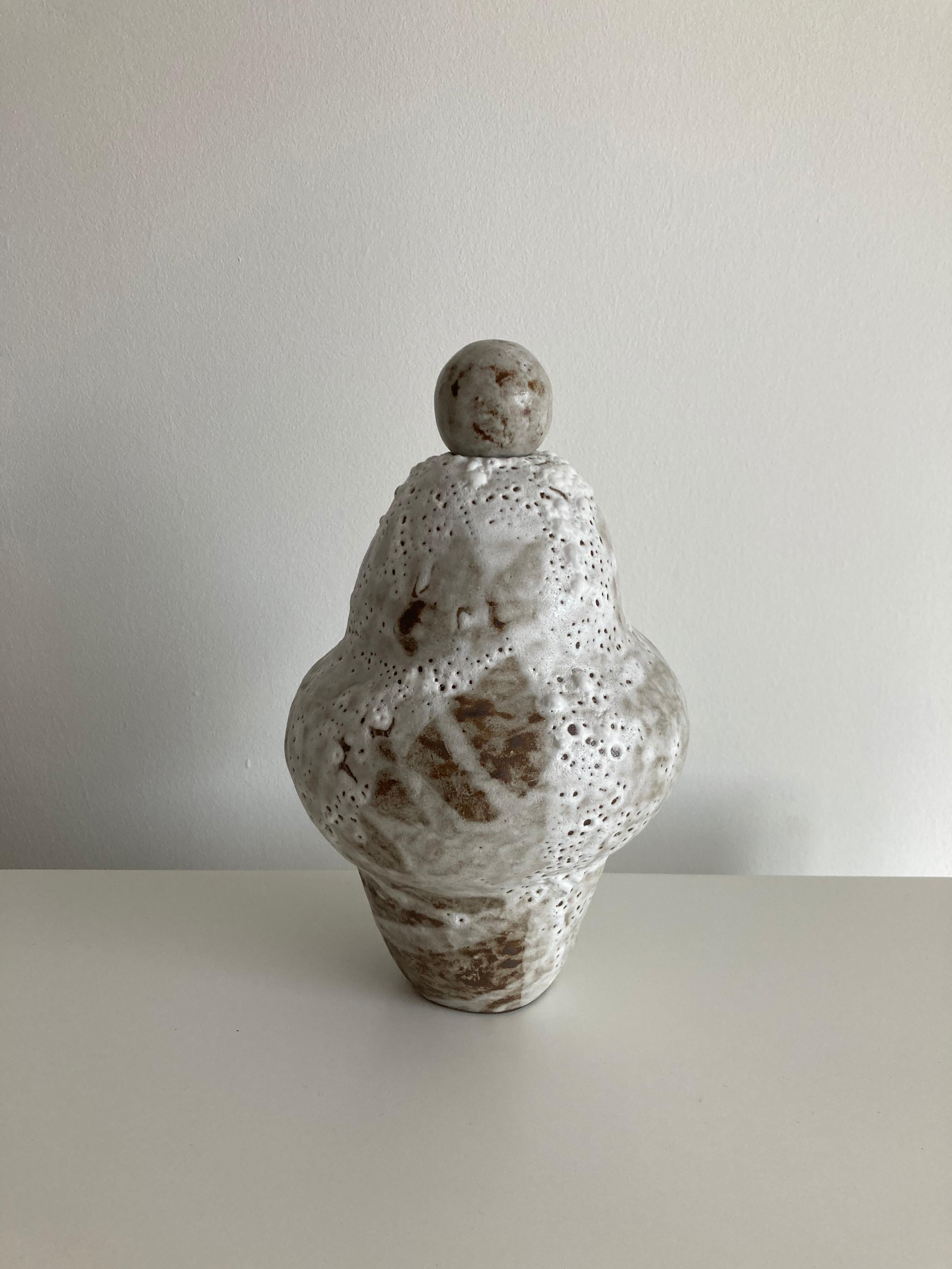 No.98 Stoneware Sculpture, Tonfisk by Ciona Lee  In New Condition For Sale In Geneve, CH