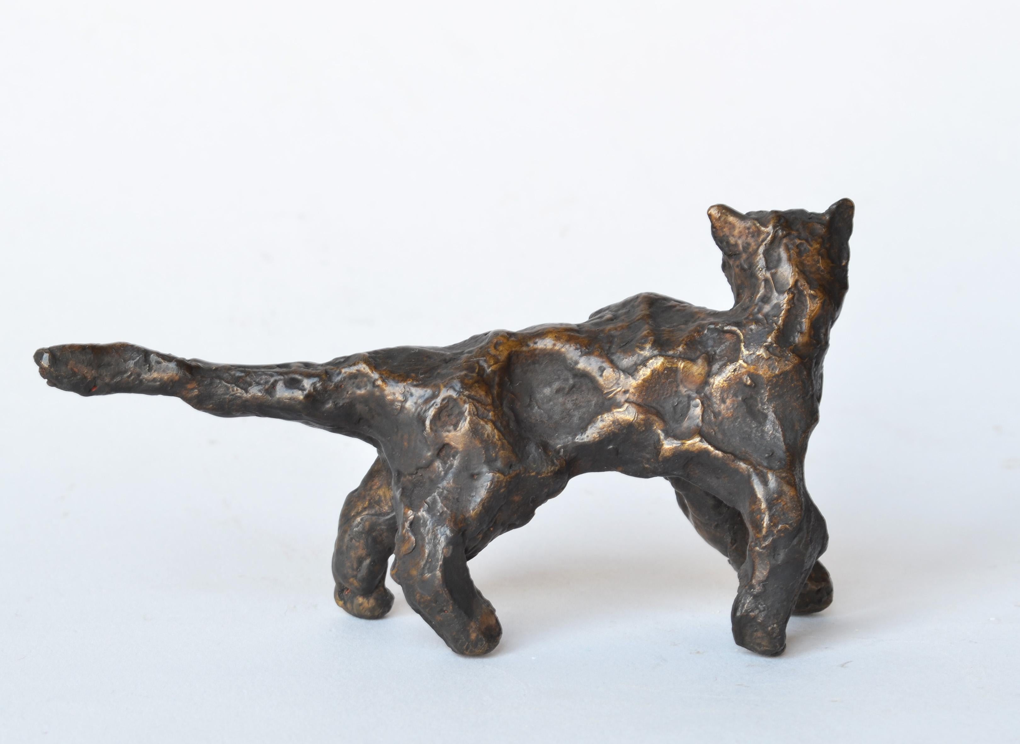 Cat Under the Bridge - Sculpture miniature de chat en bronze de l'artiste new-yorkaise Noa Bornstein en vente 1