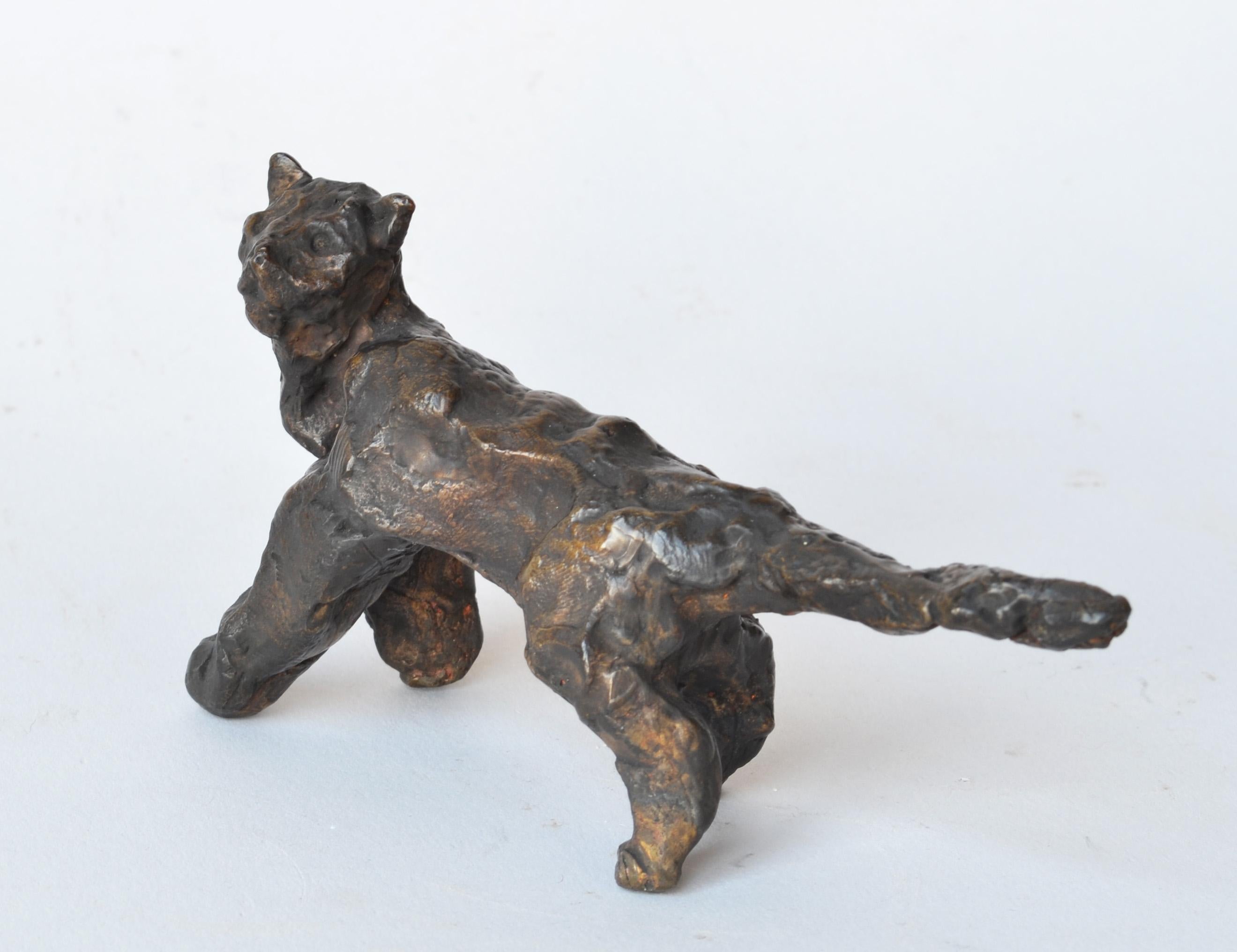 Cat Under the Bridge - Sculpture miniature de chat en bronze de l'artiste new-yorkaise Noa Bornstein en vente 2