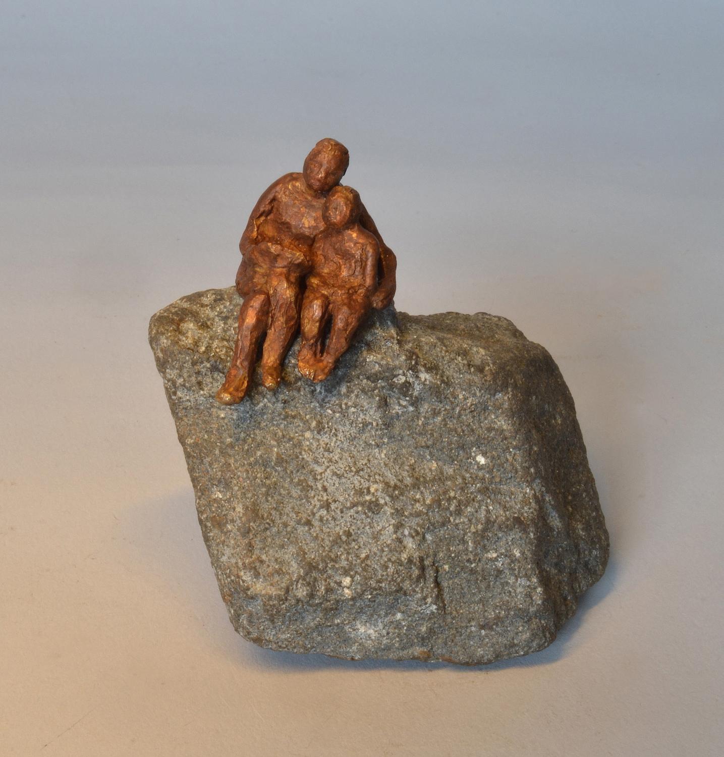 Il était une fois sur un rocher - figurines miniatures ludiques en bronze et en pierre  - Sculpture de Noa Bornstein