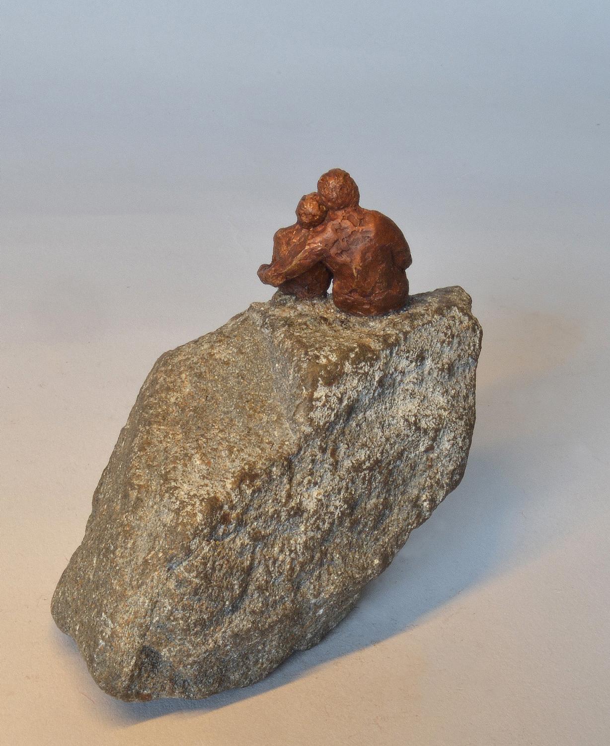 Il était une fois sur un rocher - figurines miniatures ludiques en bronze et en pierre  - Contemporain Sculpture par Noa Bornstein