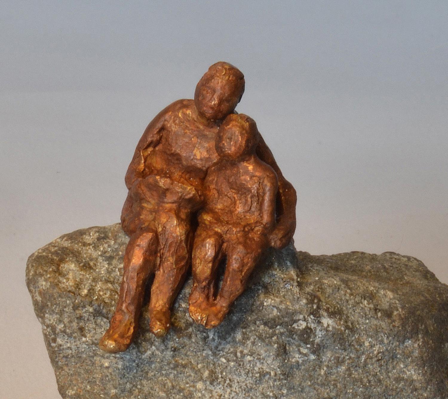 Figurative Sculpture Noa Bornstein - Il était une fois sur un rocher - figurines miniatures ludiques en bronze et en pierre 
