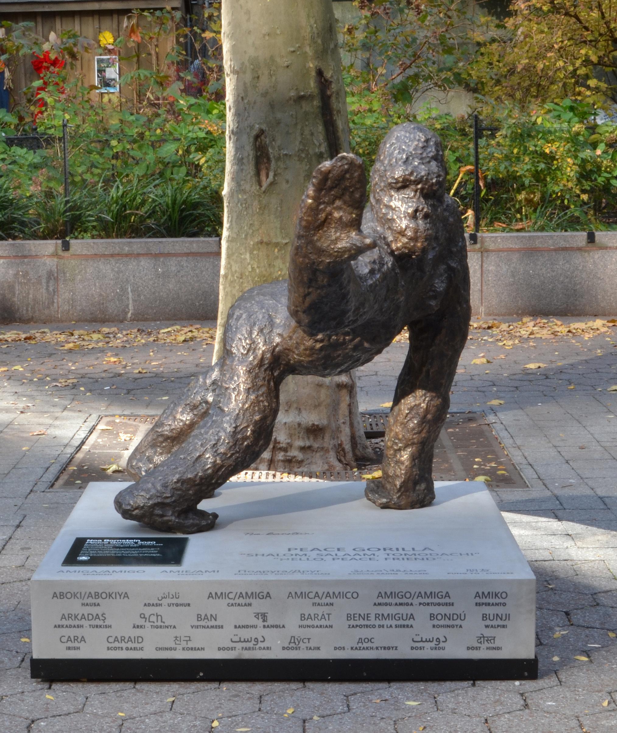 Sculpture en bronze Peace Gorilla - Or Figurative Sculpture par Noa Bornstein