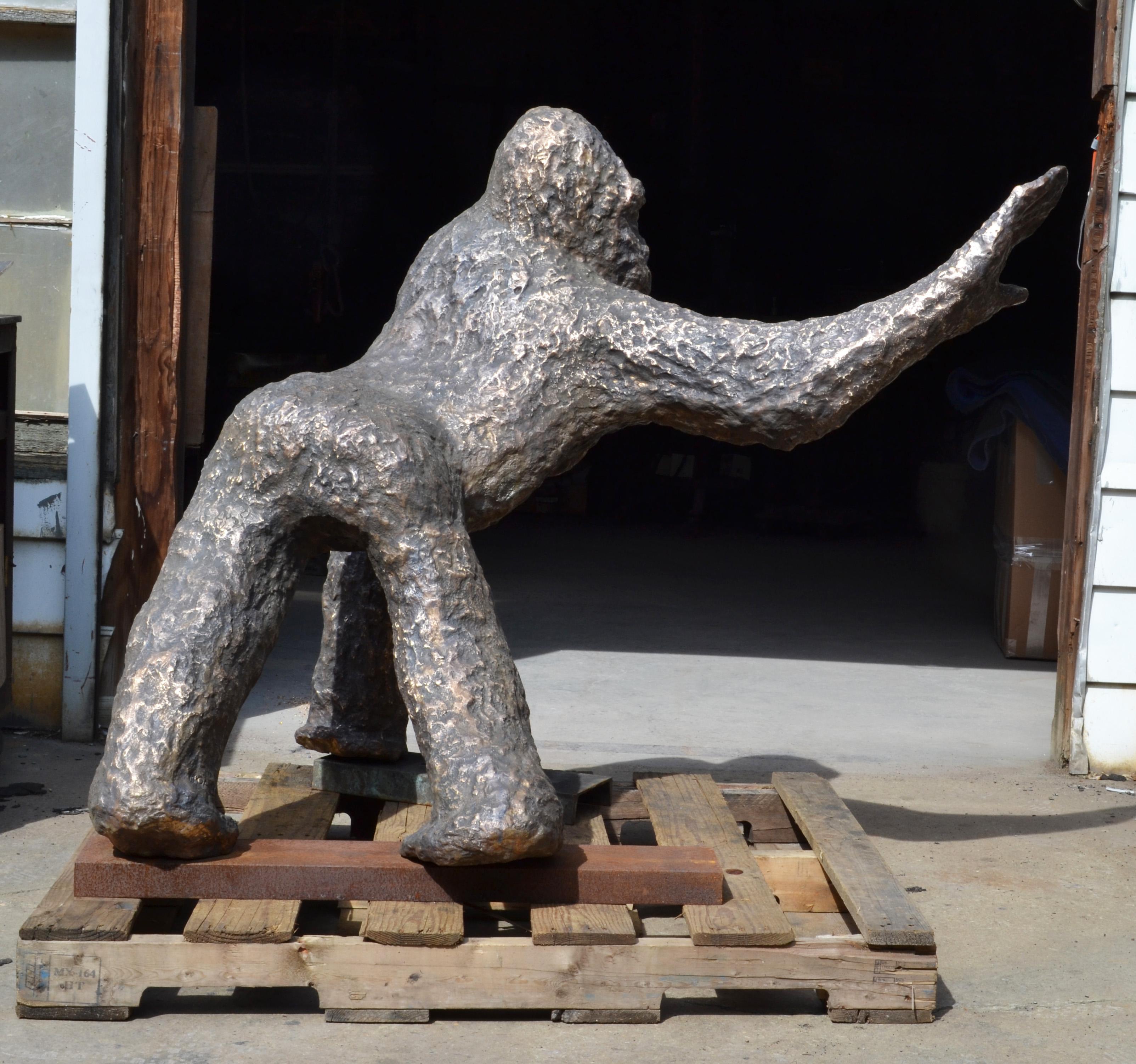 Sculpture en bronze Peace Gorilla en vente 2