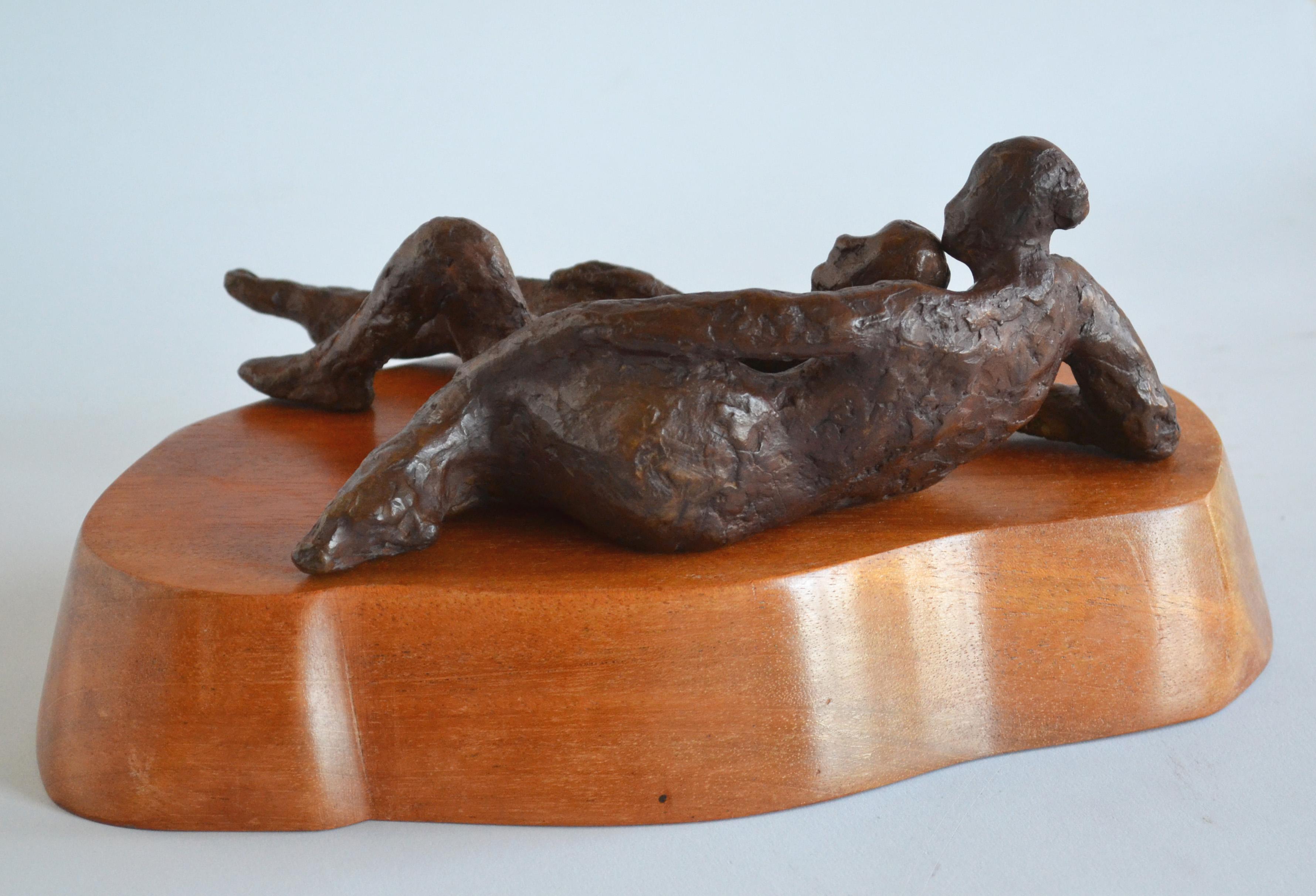 Reposo - escultura figurativa de bronce sobre base de madera de Noa Bornstein en venta 2