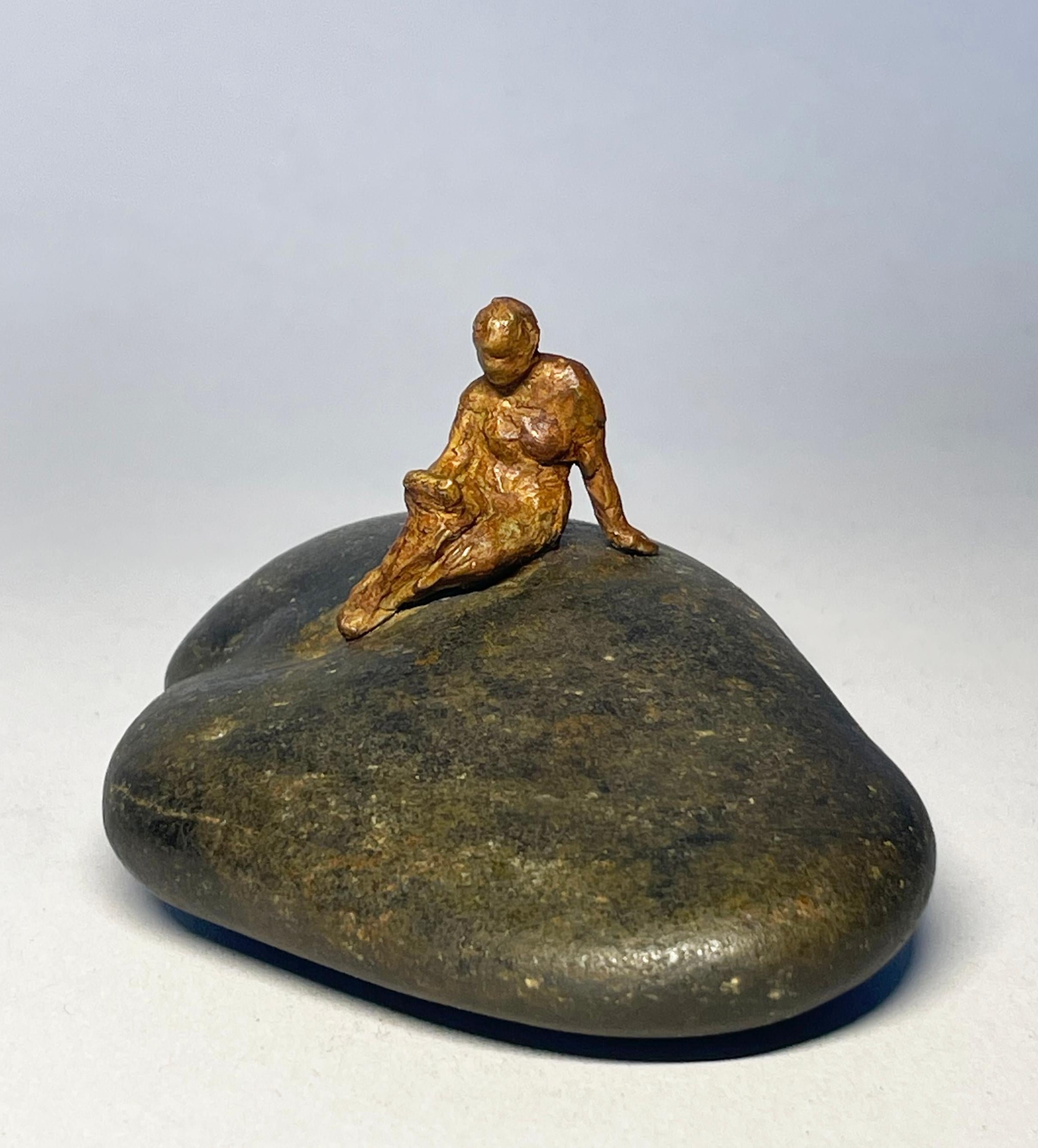 "Mujer leyendo sobre roca lisa" figura miniatura de bronce sobre roca lisa de río - Sculpture de Noa Bornstein