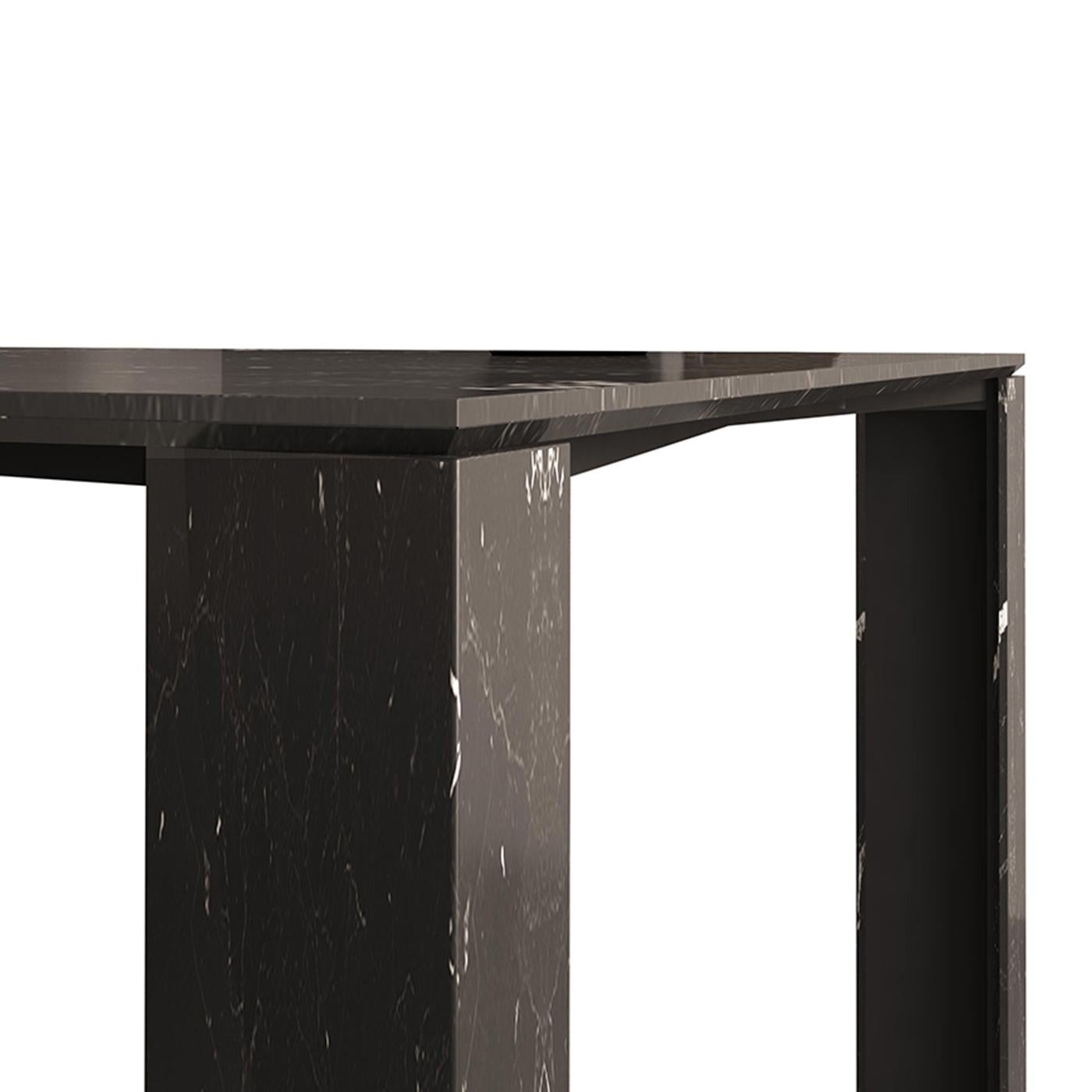 This superb dining table is a sculptural masterpiece of strong visual impact in a contemporary home. Its frame is in black-finished steel, supporting the superb Kenya Black marble, also named Antique wood marble, an elegant precious stone with dark