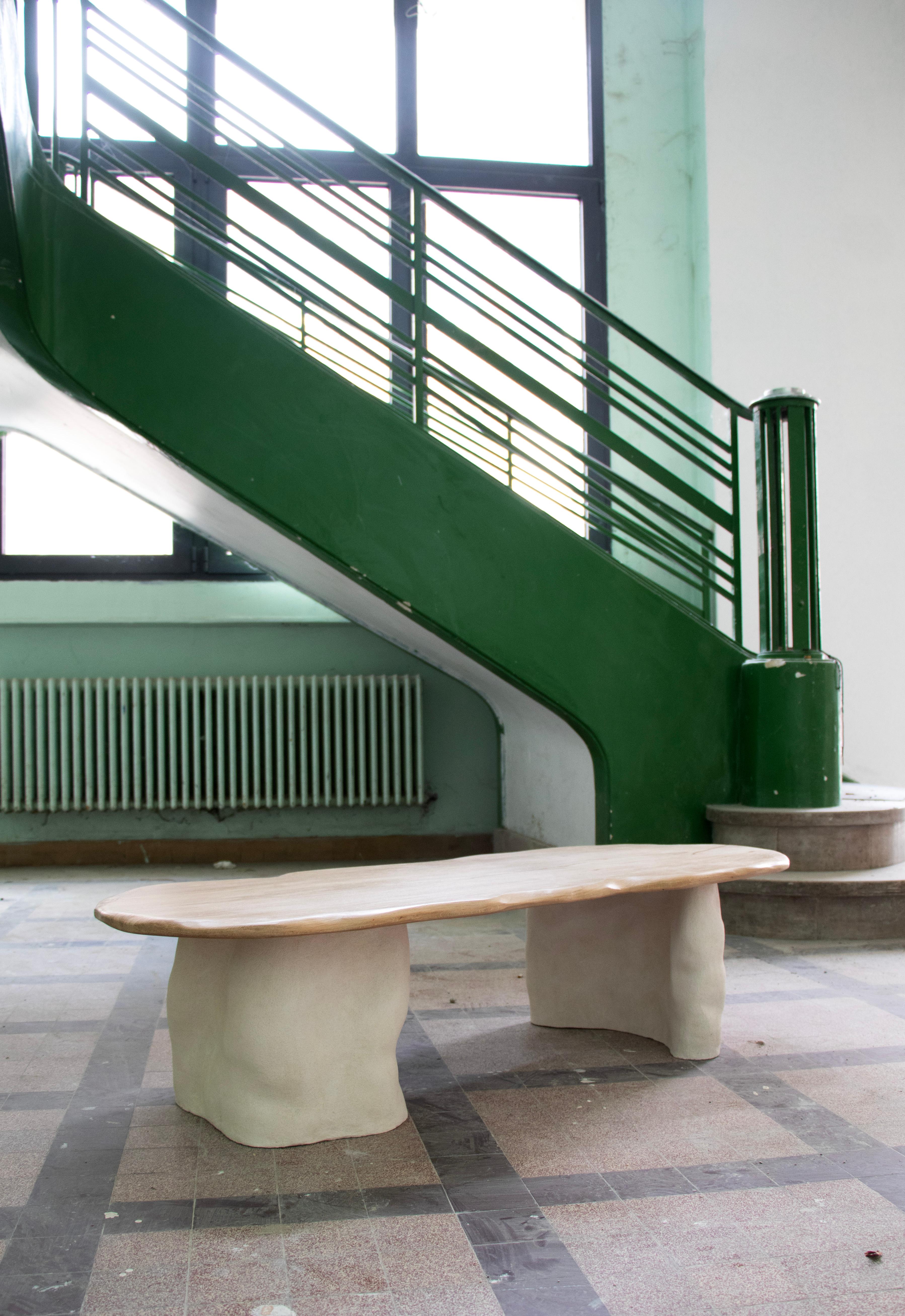 Tavolo Noa in Oak francese e gres Chamotte bianco di Alice Lahana Studio
Dimensioni: P 54 x L 133 x H 35 cm.
Materiali: Oak francese e gres.

Il tavolo Noa nasce dall'incontro tra l'argilla e il Wood. Le sue gambe in gres chamotte, modellate a mano,