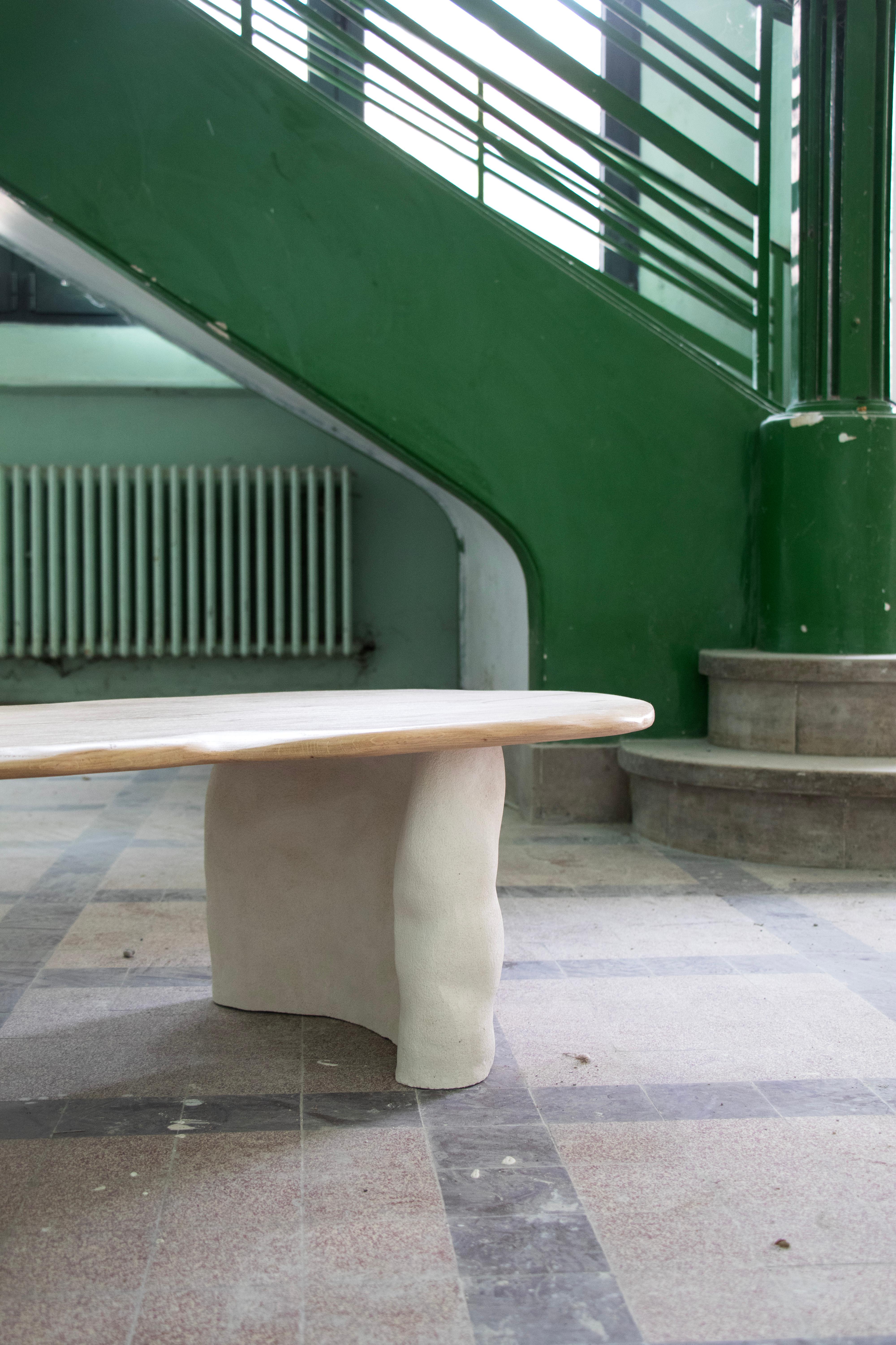 Moderno Tavolo Noa in Oak francese e gres Chamotte bianco di Alice Lahana Studio in vendita