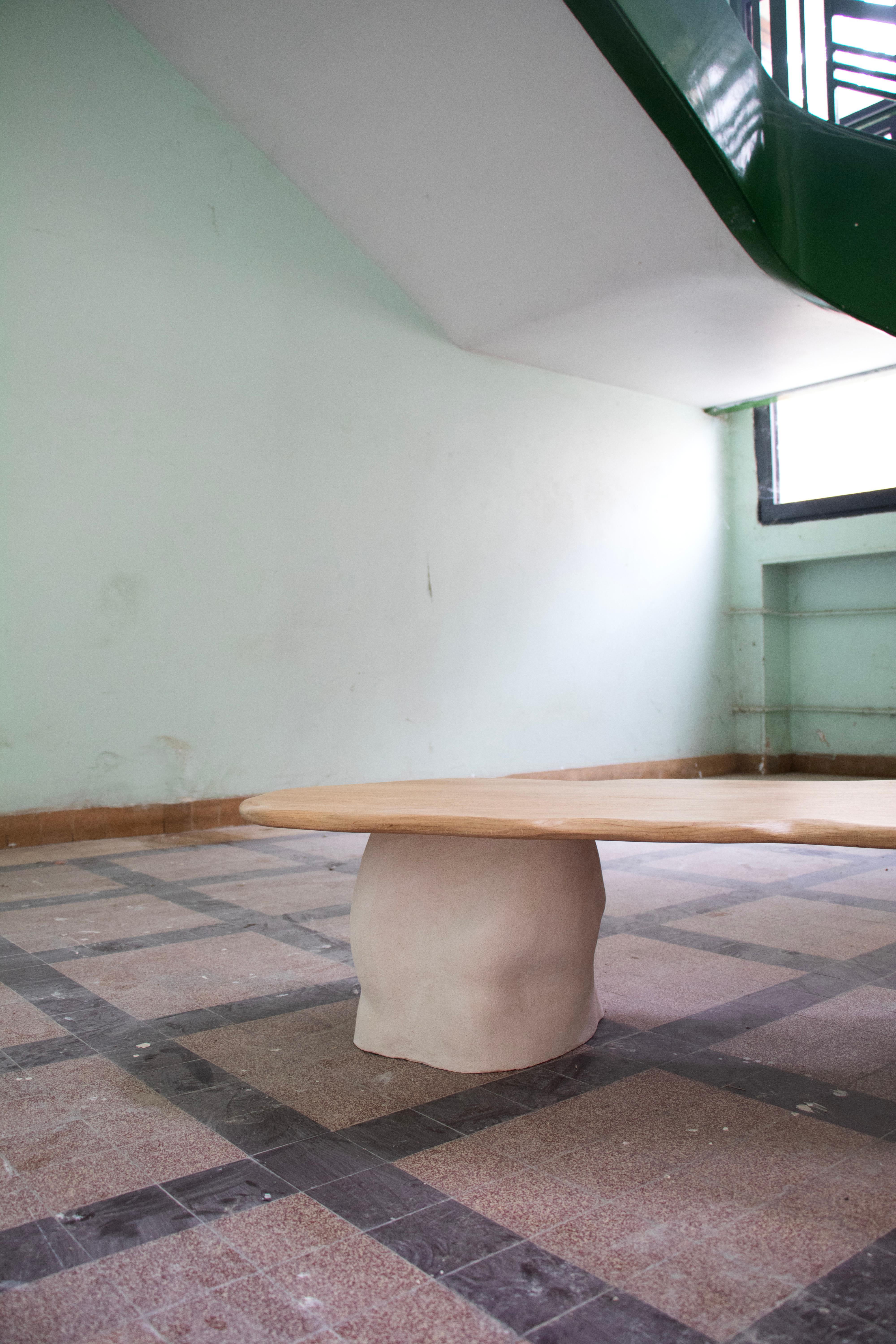 Francese Tavolo Noa in Oak francese e gres Chamotte bianco di Alice Lahana Studio in vendita