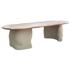 Tavolo Noa in Oak francese e gres Chamotte bianco di Alice Lahana Studio