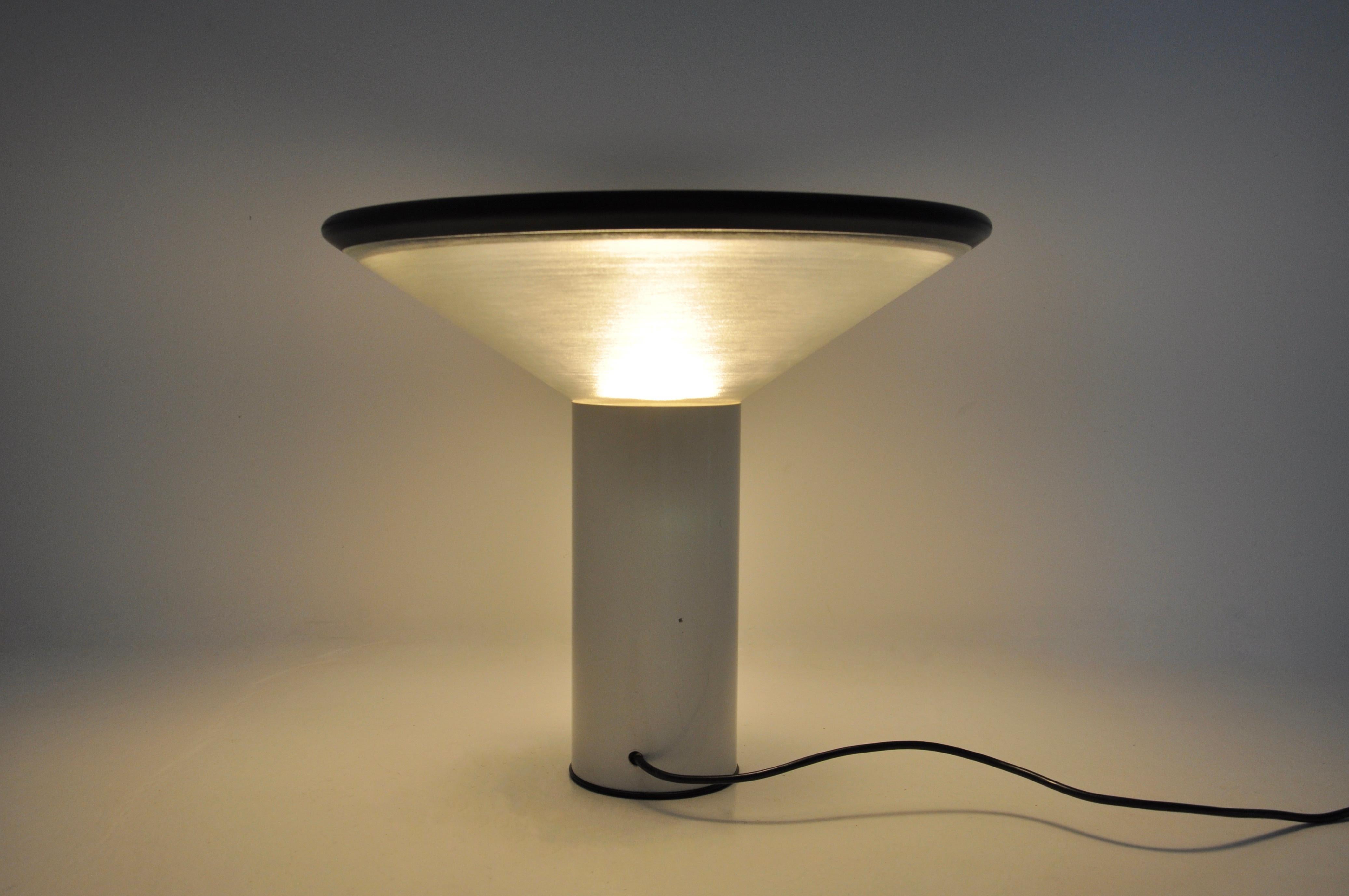 Tischlampe „Noa“ von Gianfranco Frattini für Luci Italia, 1980er Jahre (Metall) im Angebot